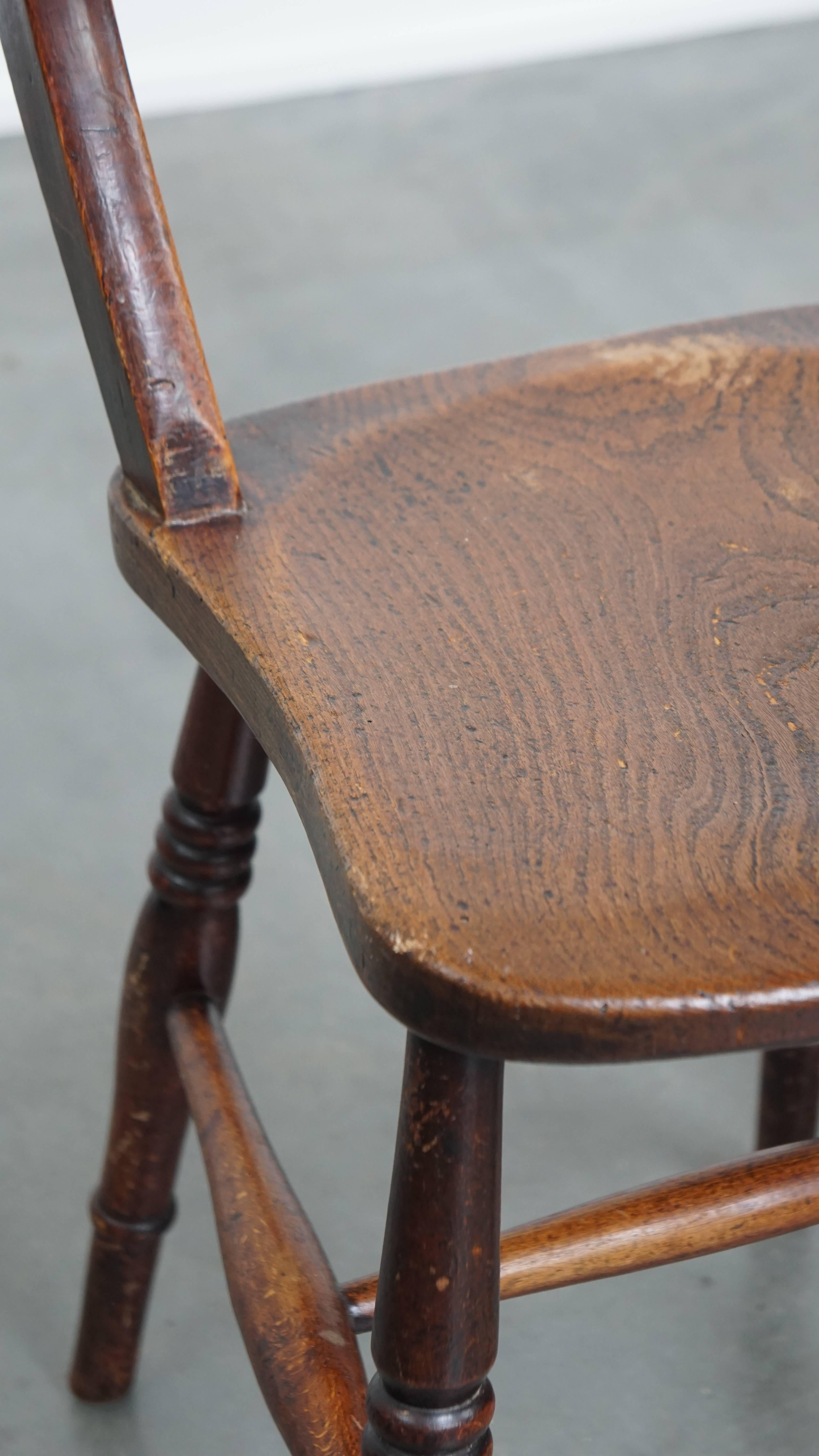 Set di 2 sedie inglesi d'epoca con lavorazione in legno in vendita 2