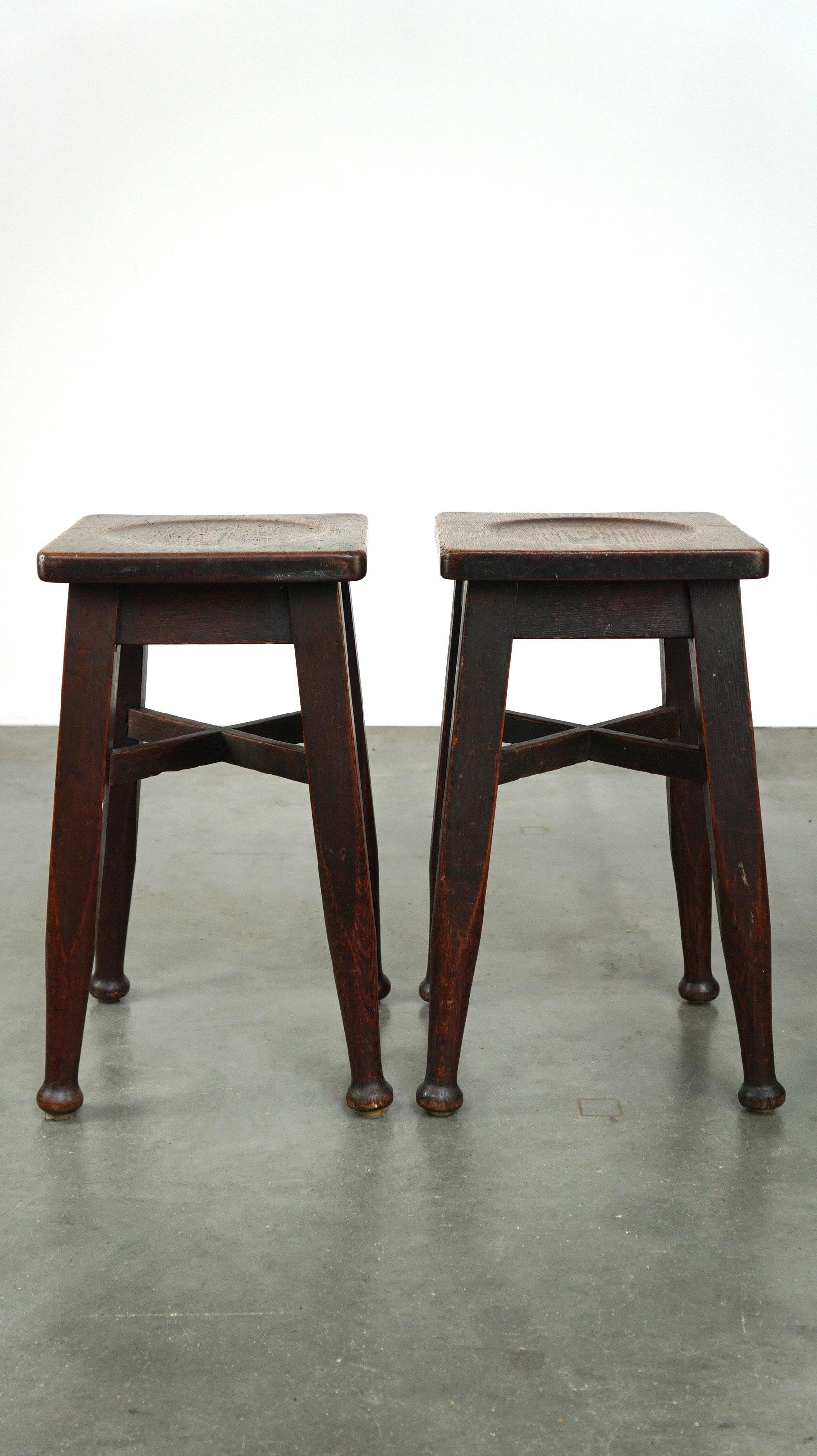 Inglese Set di 2 sgabelli antichi inglesi in rovere massiccio con un tocco di stile art nouveau. in vendita