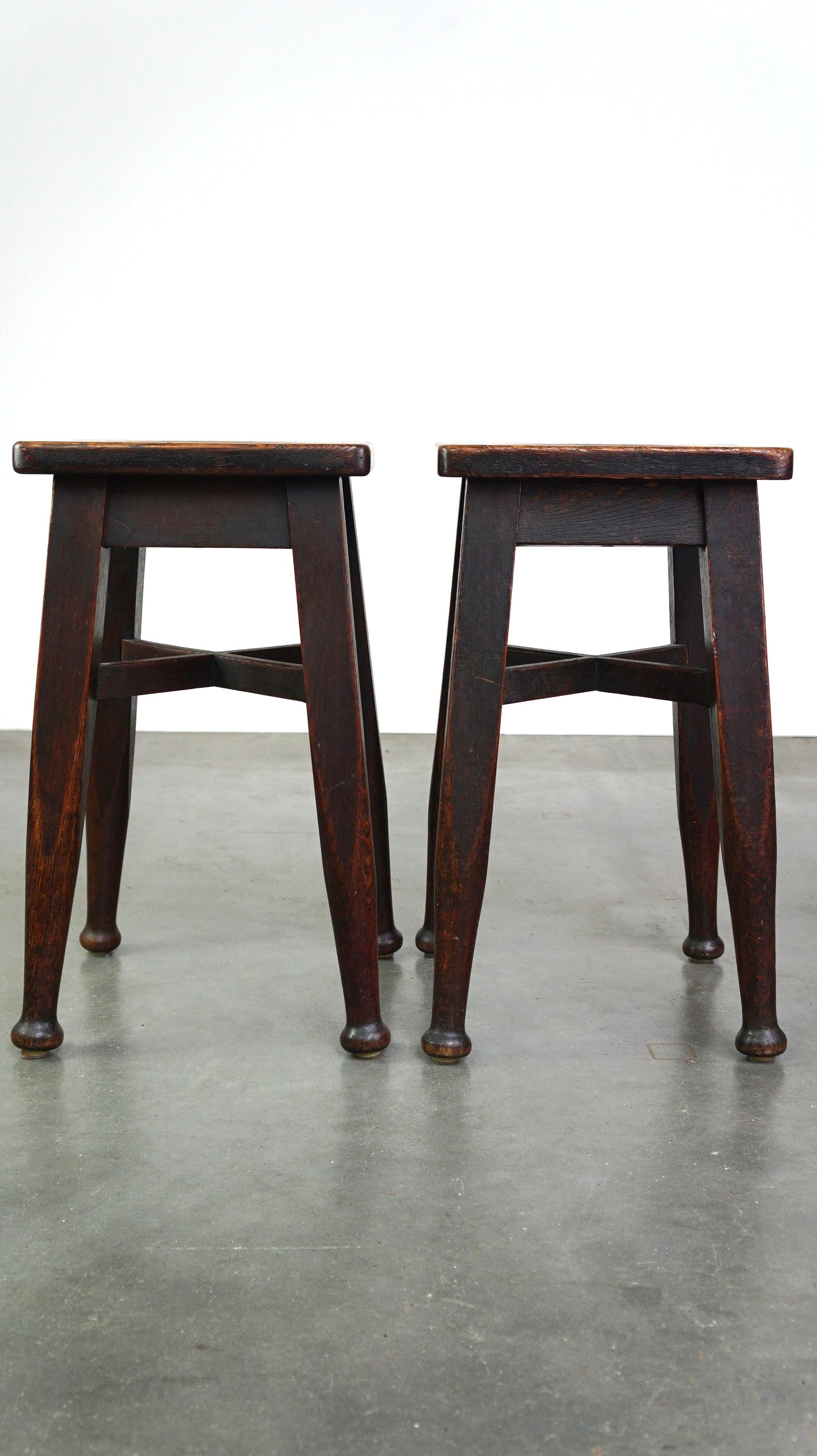 Fatto a mano Set di 2 sgabelli antichi inglesi in rovere massiccio con un tocco di stile art nouveau. in vendita