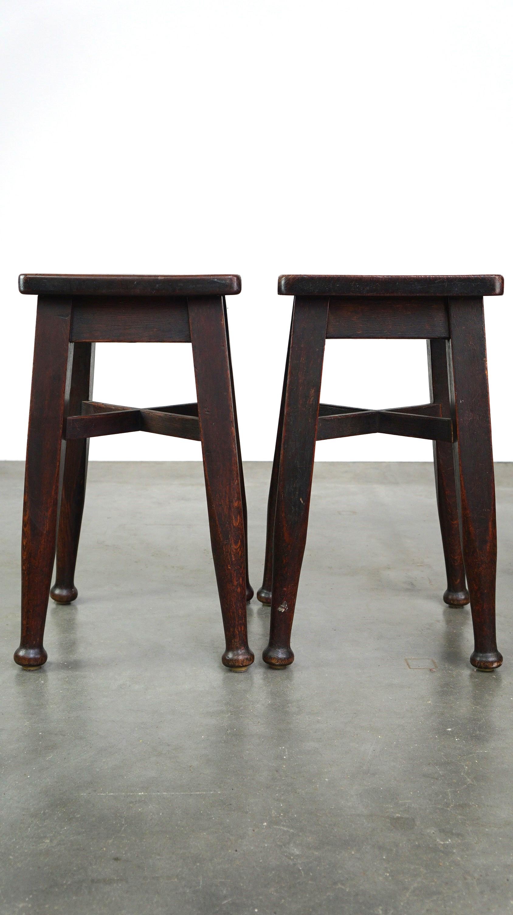Set di 2 sgabelli antichi inglesi in rovere massiccio con un tocco di stile art nouveau. In condizioni discrete in vendita a Harderwijk, NL