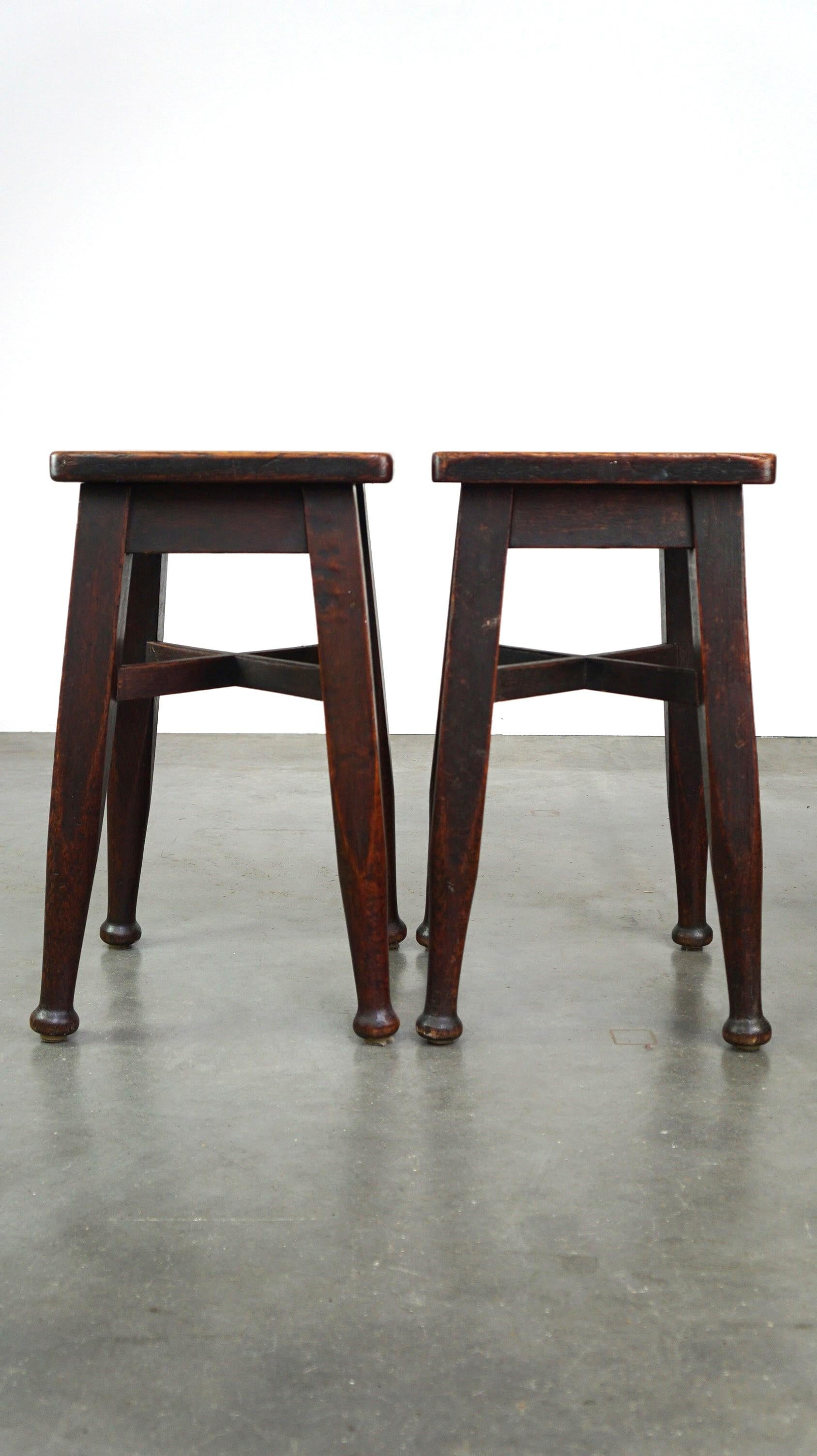 XIX secolo Set di 2 sgabelli antichi inglesi in rovere massiccio con un tocco di stile art nouveau. in vendita