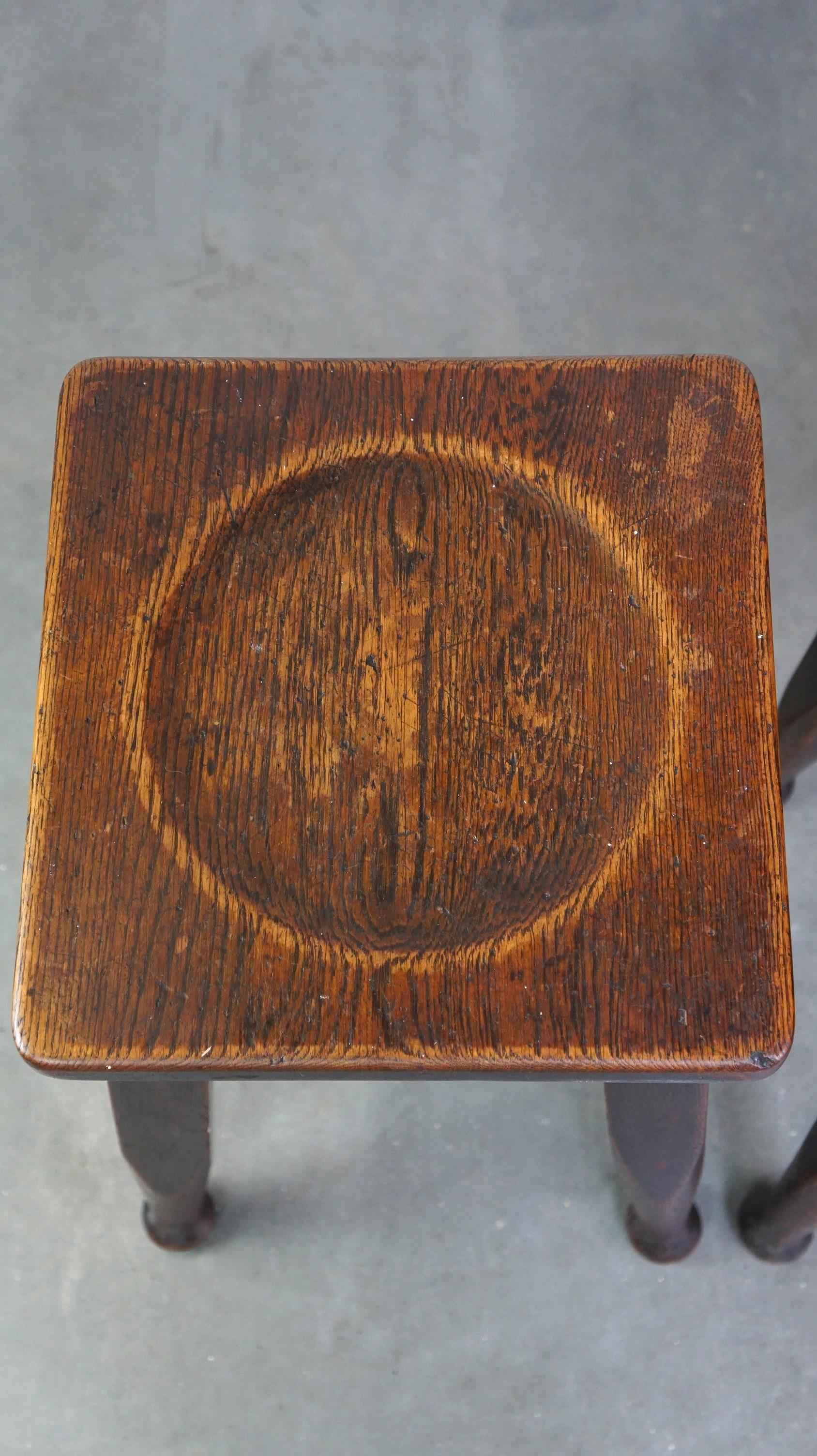 Legno Set di 2 sgabelli antichi inglesi in rovere massiccio con un tocco di stile art nouveau. in vendita