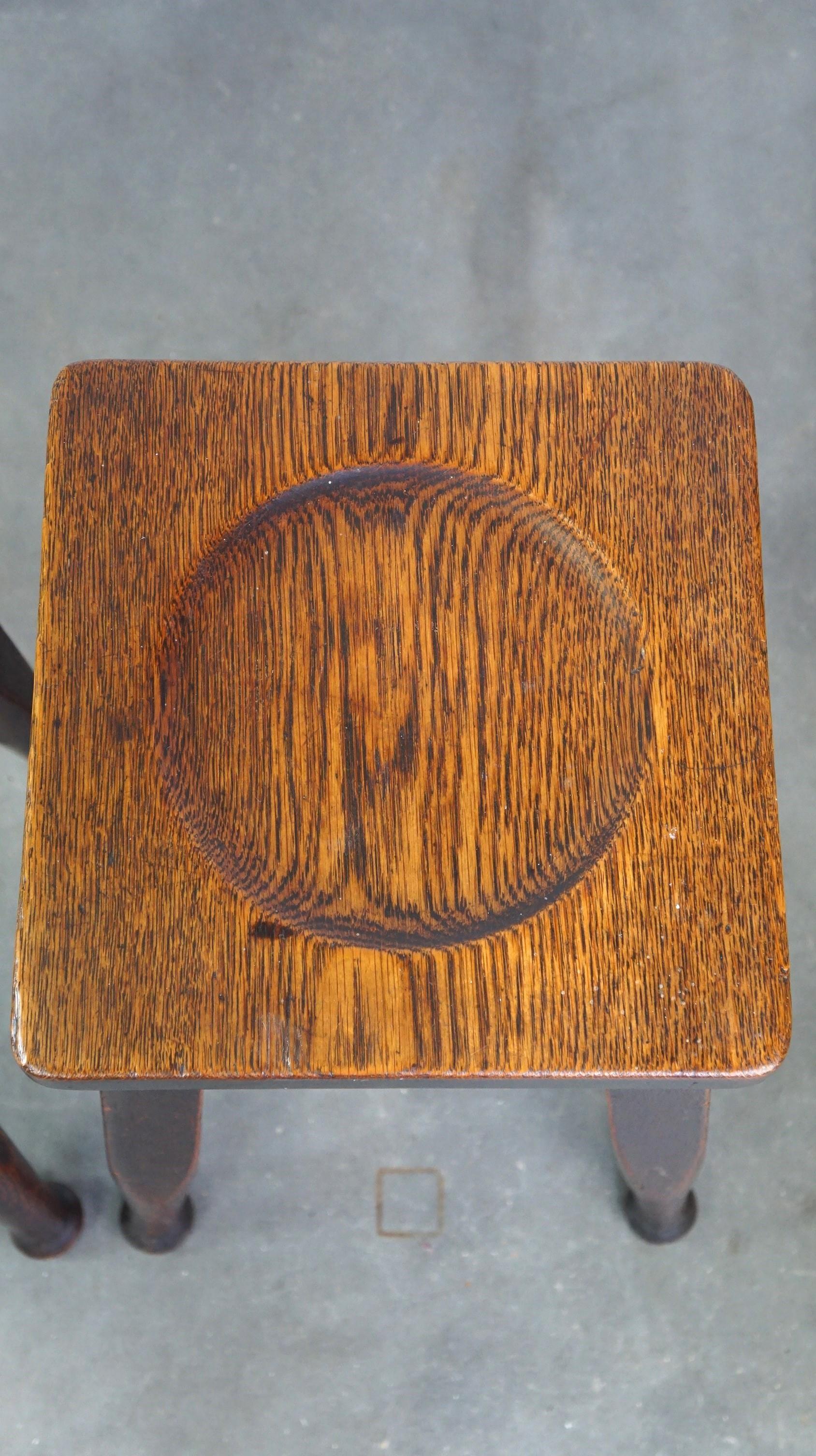 Set di 2 sgabelli antichi inglesi in rovere massiccio con un tocco di stile art nouveau. in vendita 1