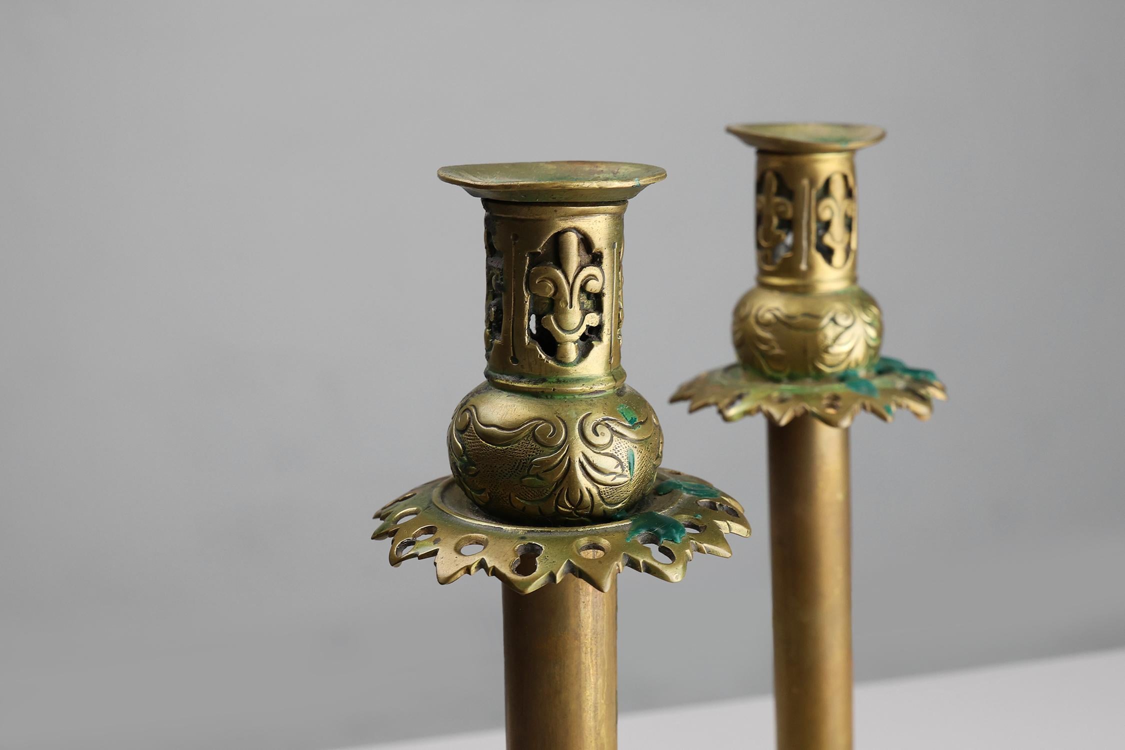 France / 1900 / set Candlesticks / Copper / Antique / Rustic

Two antique candlestick in copper crafted in France around 1900. The square openwork base is decorated with delicate leaf motifs under a column ending in a candle wax catcher in openwork