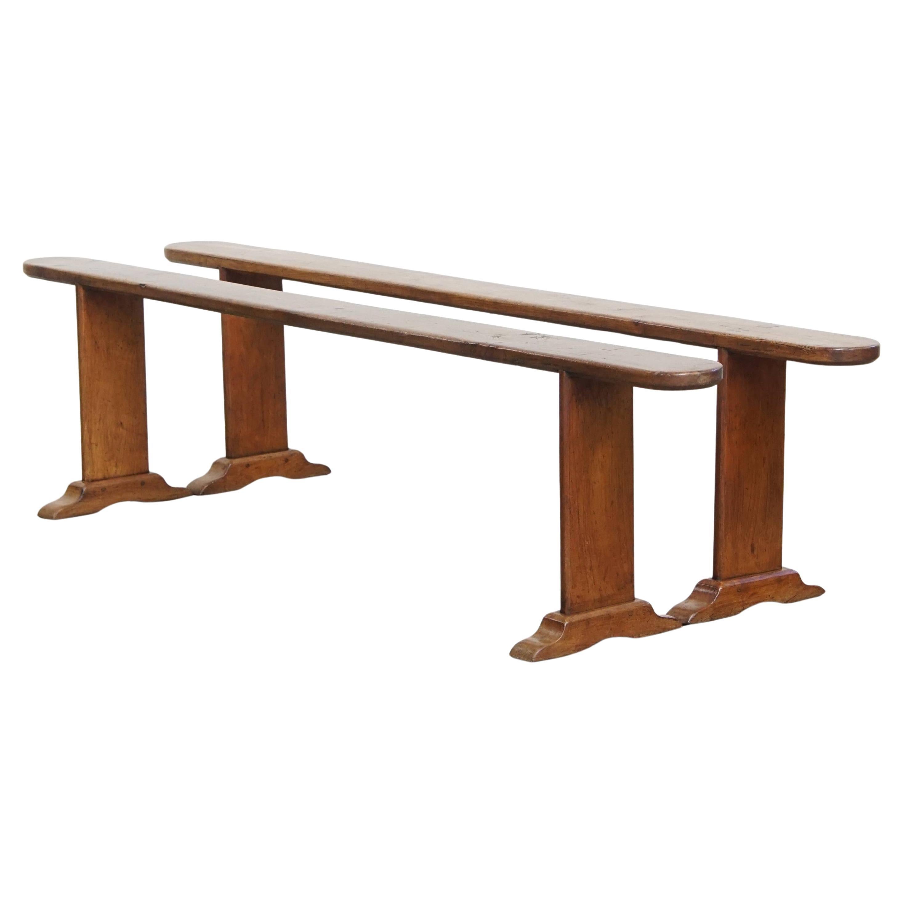 Ensemble de 2 anciens bancs d'entrée français pour la table à manger