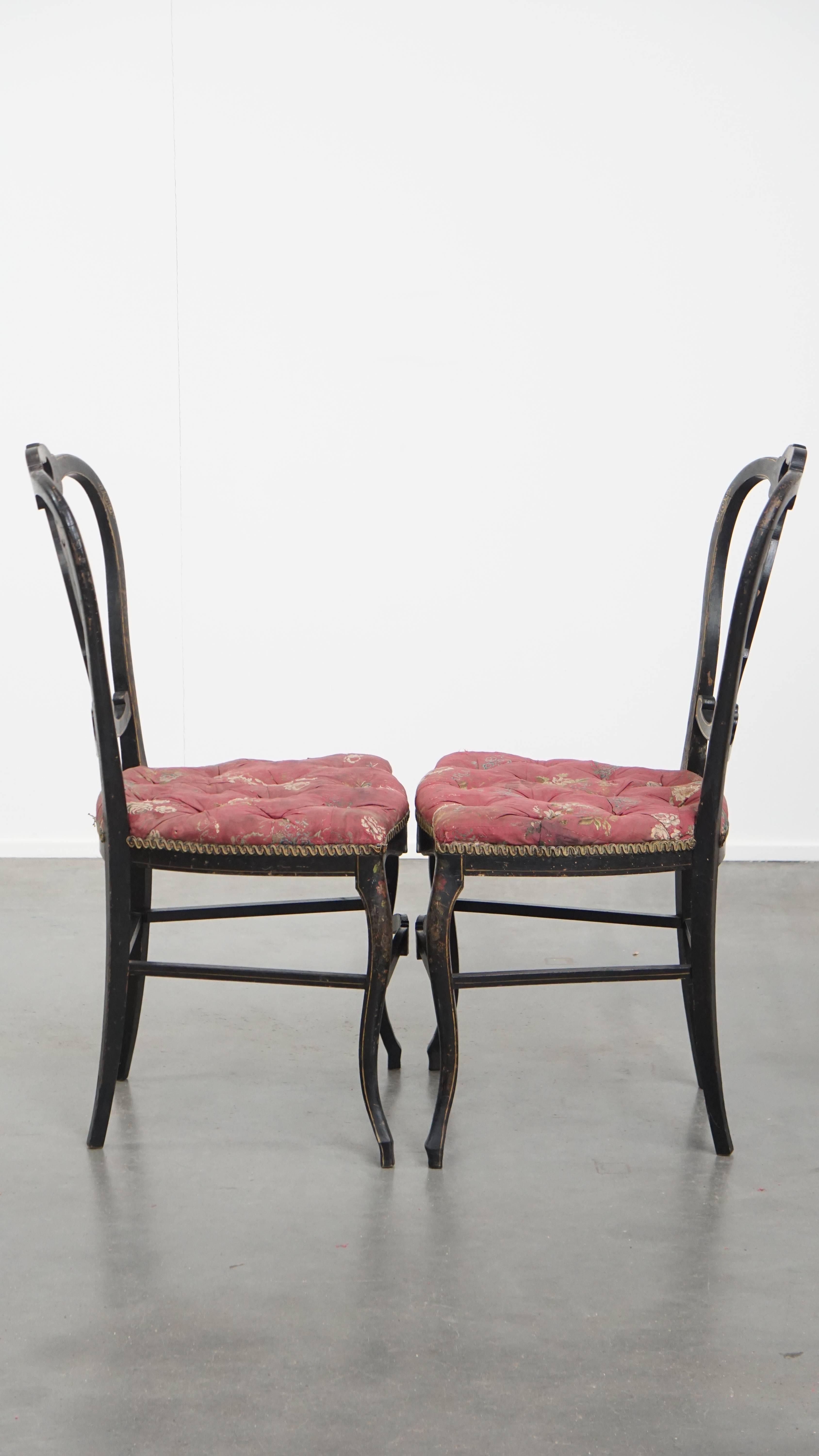 We are personally very fond of this type of chair, and this beautiful set of two is no exception.
They remain remarkably original, and for this type of furniture, they are still relatively stable and usable.
The cheerful, colorful fabric is a lovely