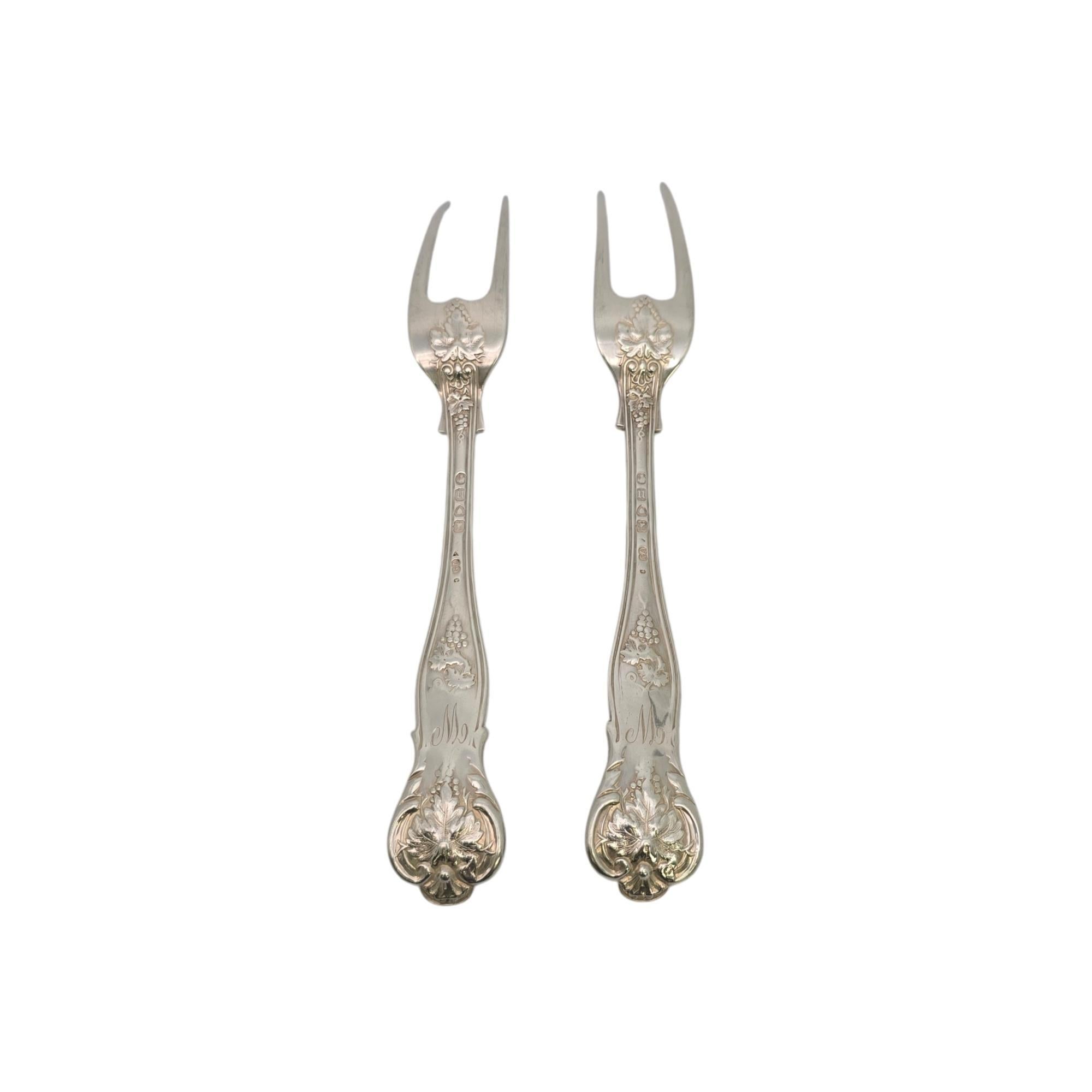 Set di 2 forchette da carne in argento sterling antico di George Adams di Chawner & Co. di Londra, Inghilterra, circa 1868, con monogramma.

Il Monogram sembra essere W (sul retro delle maniglie)

George Adams era un noto argentiere inglese e nel