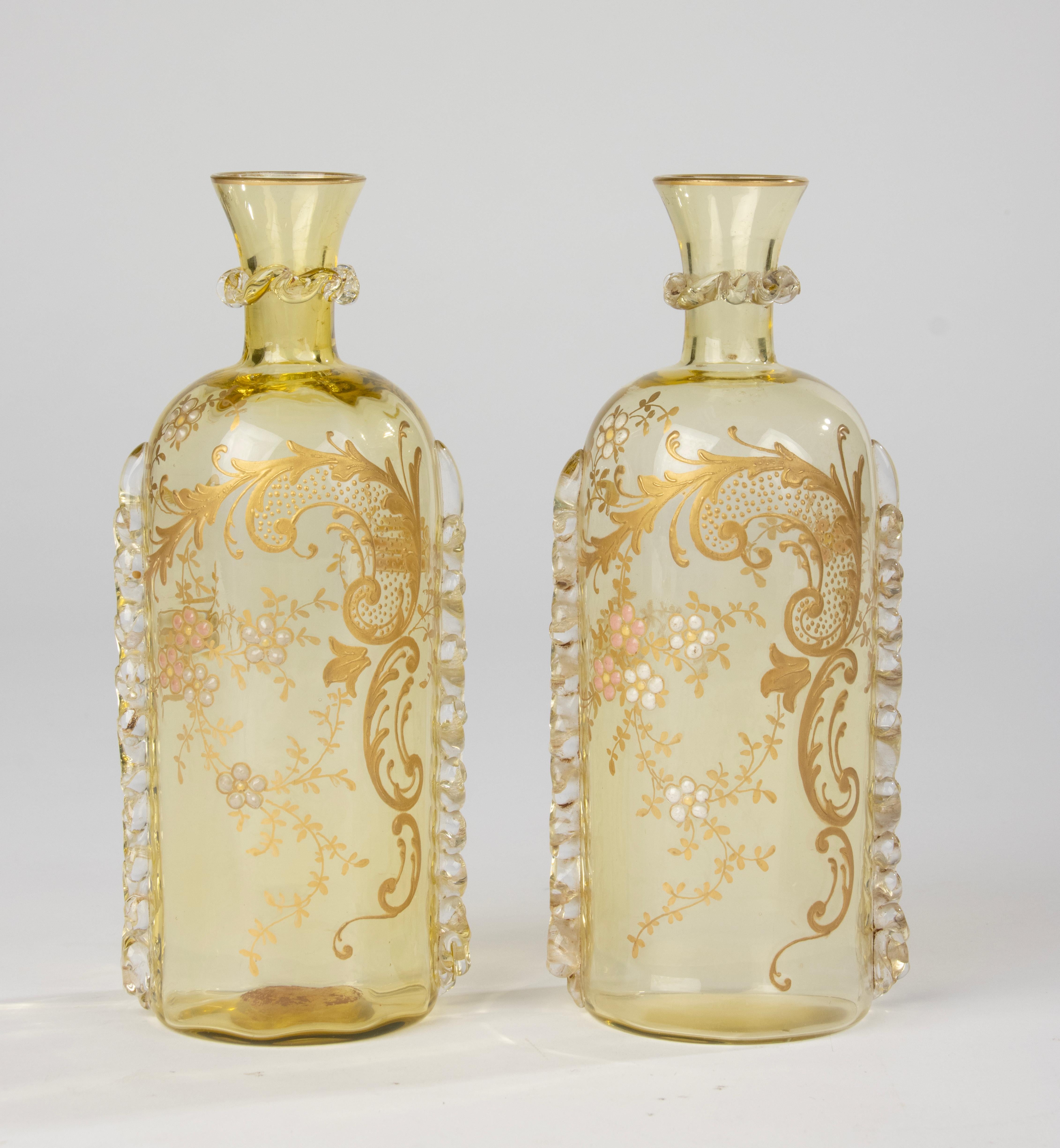 Un bel ensemble de 2 vases anciens, en verre.
Avec une belle décoration en relief sur les côtés et peinte à la main avec des motifs gracieux.
Les vases sont en très bon état. Pas d'ébréchures ni de fissures. 

Dimensions : 18 cm de haut et Ø6 cm de