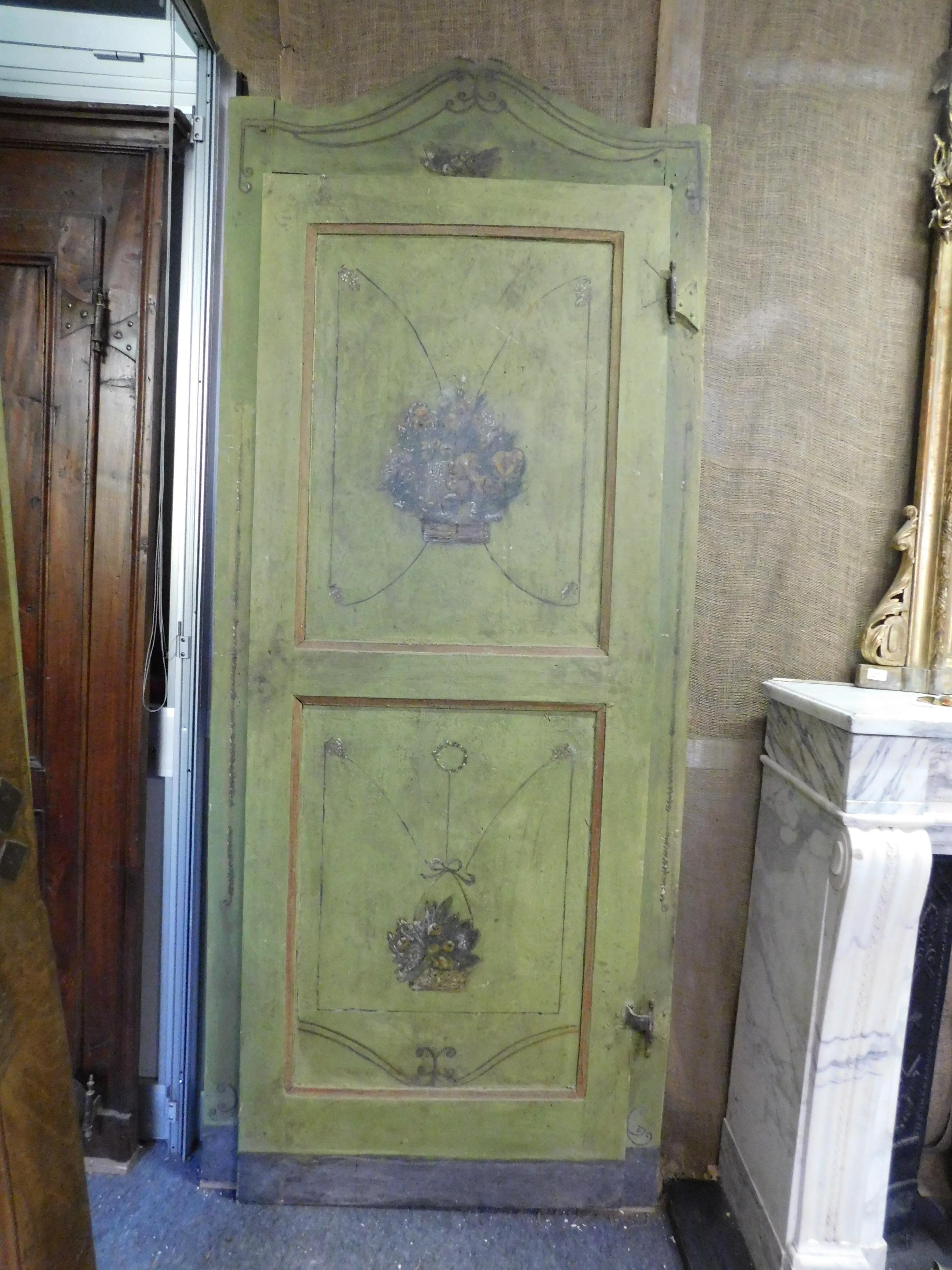 Ensemble de 2 portes vertes anciennes, laquées et peintes à la main, avec des motifs floraux et complètes avec cadre ondulé, beaux fers d'origine et patine d'époque, construites entièrement à la main au 18ème siècle pour une maison en Italie