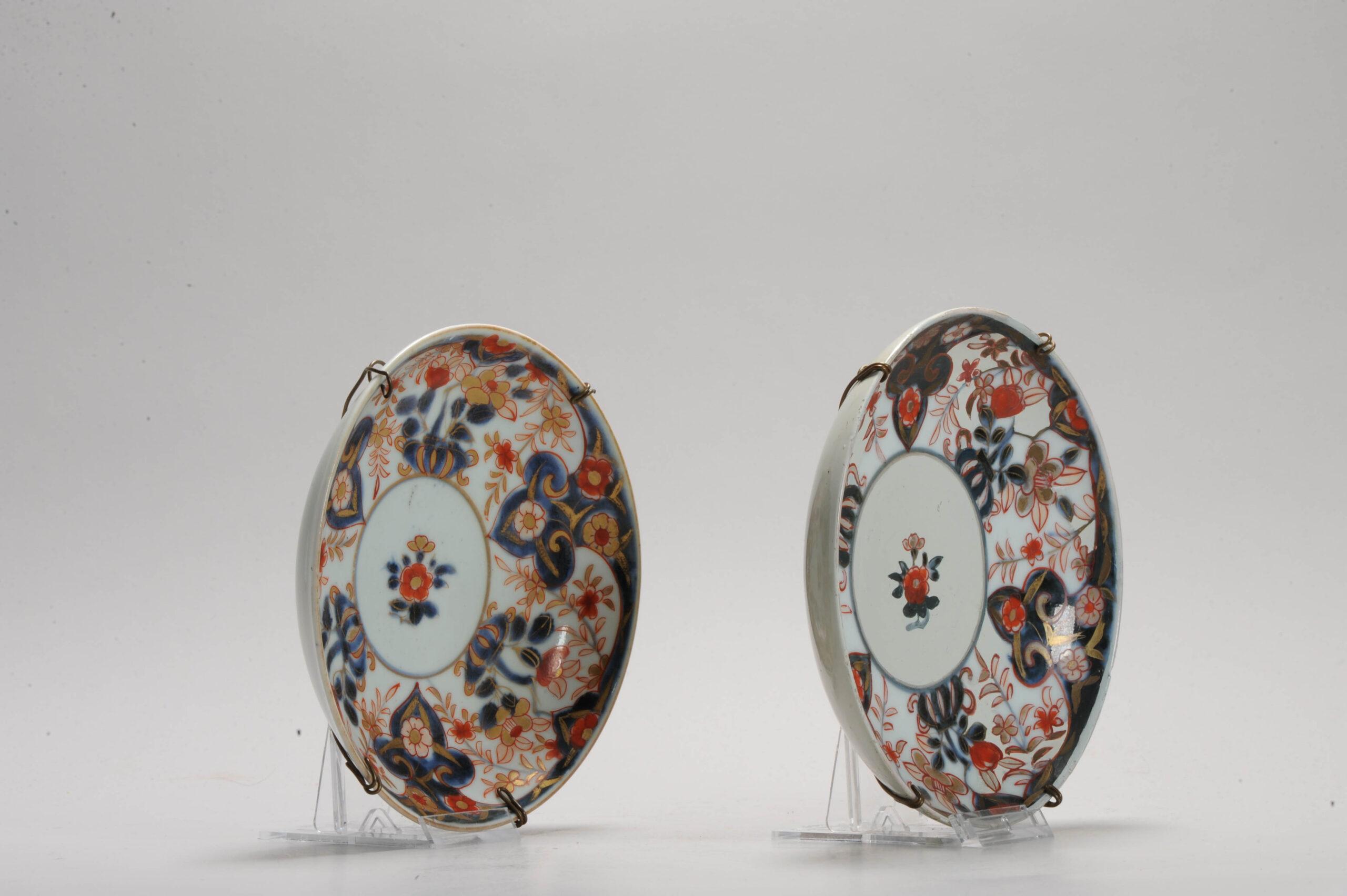 Edo Set di 2 antichi piatti da tè in porcellana giapponese floreali con appendini, c.C. 1700 in vendita