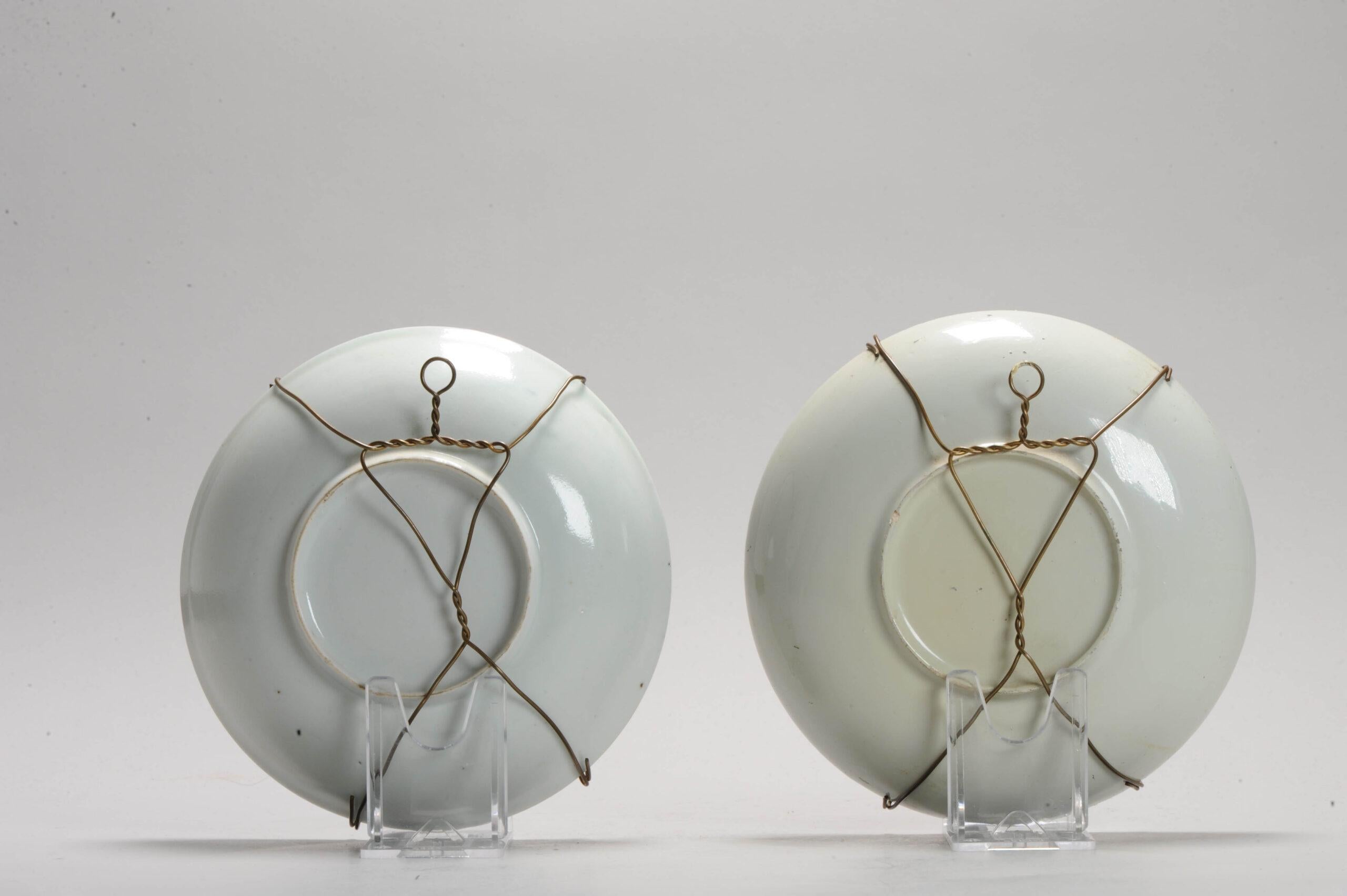 Giapponese Set di 2 antichi piatti da tè in porcellana giapponese floreali con appendini, c.C. 1700 in vendita