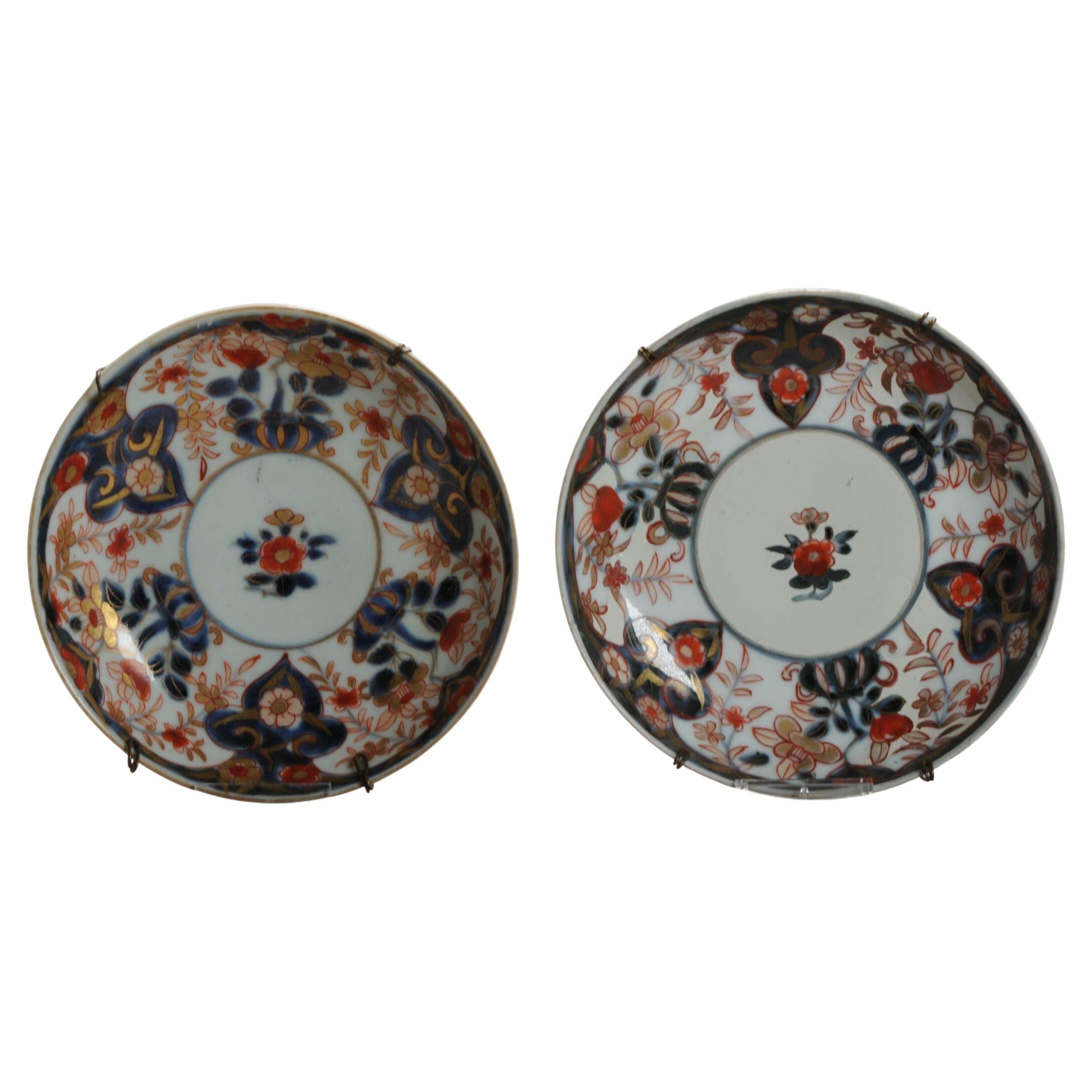 Ensemble de 2 plats à thé japonais anciens en porcelaine à motifs floraux avec cintres, vers 1700