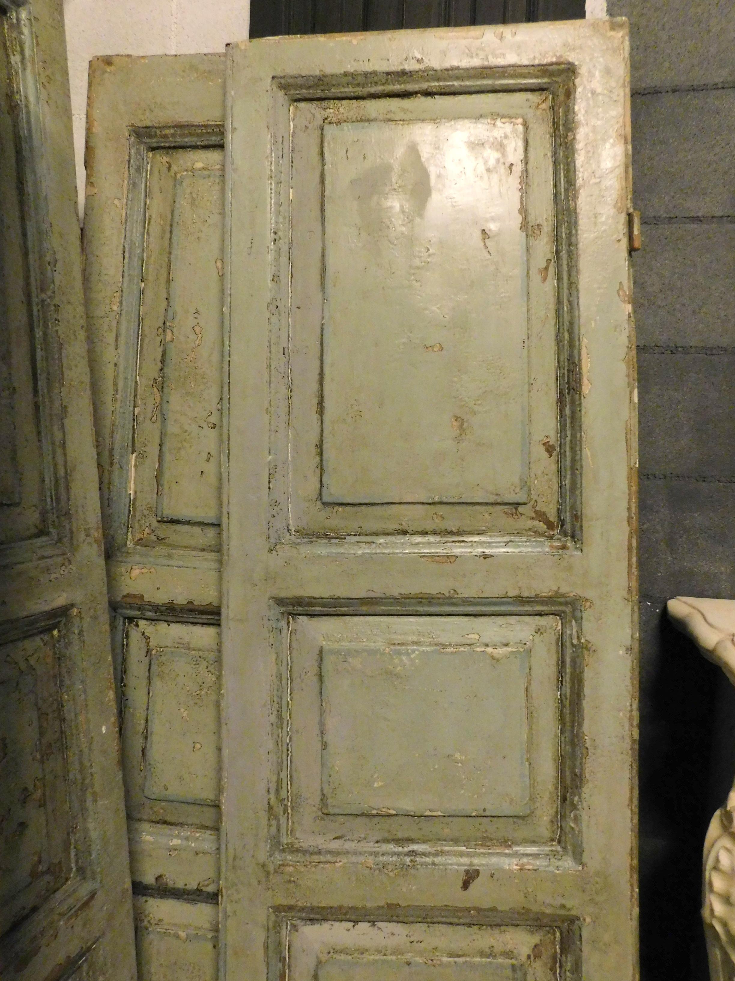 Set von 2 antik lackierten Doppeltüren, pulverblau lackiert, 19. Jahrhundert, Italien im Zustand „Gut“ im Angebot in Cuneo, Italy (CN)