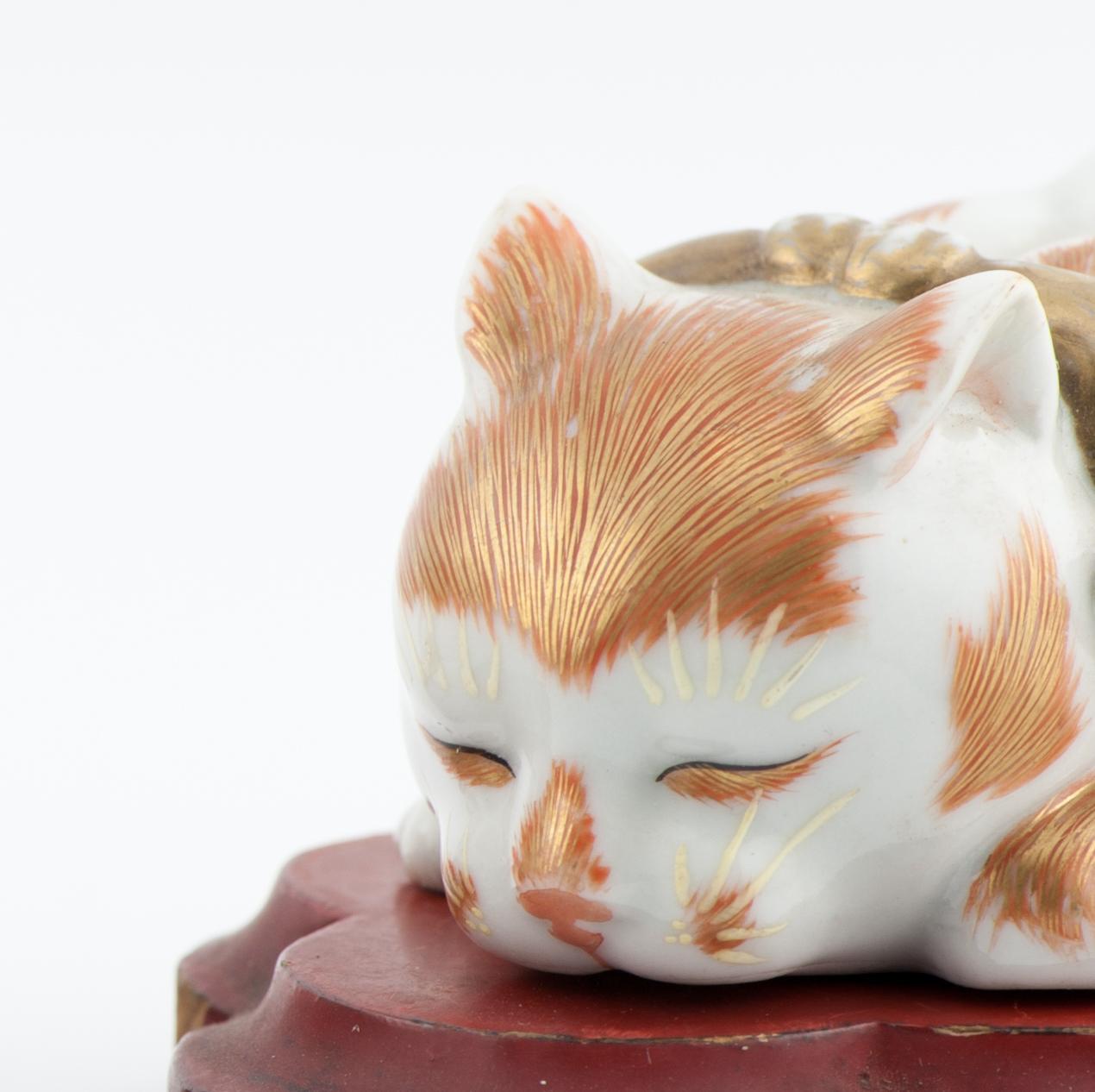 Nous partageons avec vous ce magnifique ensemble de deux modèles anciens japonais Kutani de chats couchés endormis, du 19ème siècle. Les détails et les expressions faciales sont étonnants.
Les deux se trouvent sur un support qui a été fabriqué à