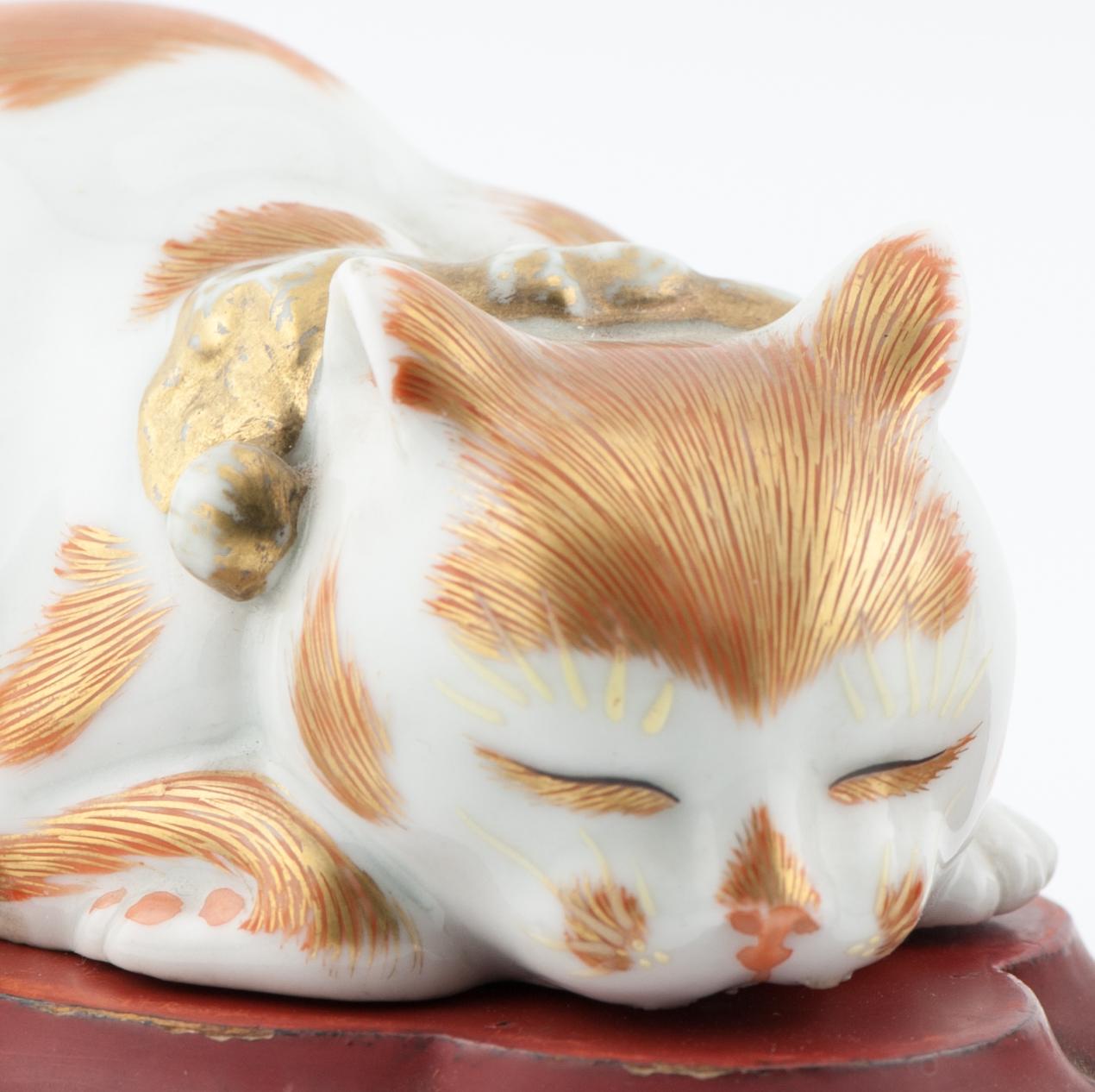Japonais Ensemble de 2 modèles anciens de Meiji Kutani représentant un chat couché endormi, 19e siècle en vente
