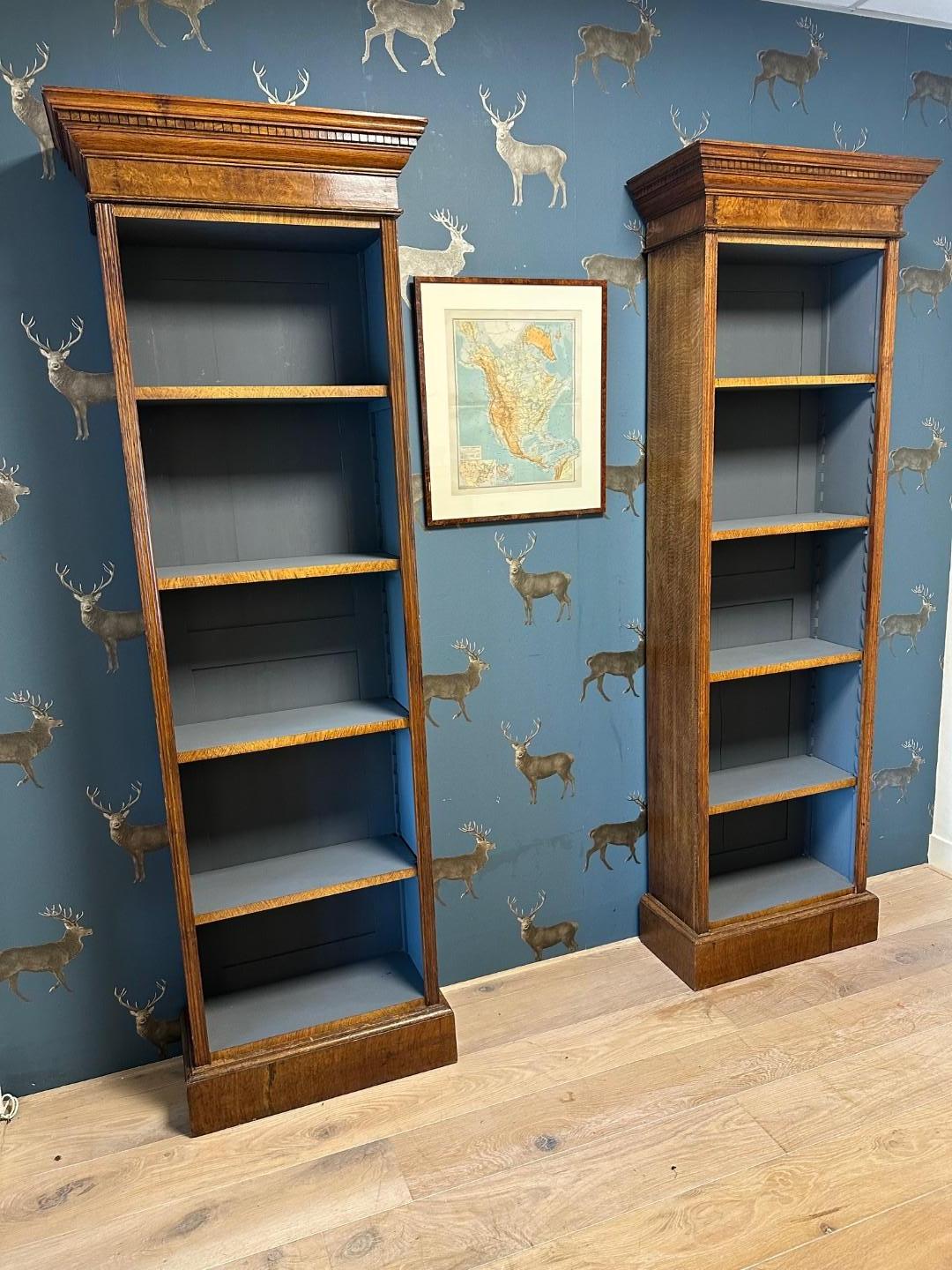 Magnifique ensemble de deux bibliothèques ouvertes en chêne ancien. L'intérieur est bleu/gris. Les étagères sont réglables. Beau chêne avec une couleur chaude. En bon état.
Origine : Angleterre
Période : Vers 1900
Dimensions : 58cm x 26cm x H. 212cm