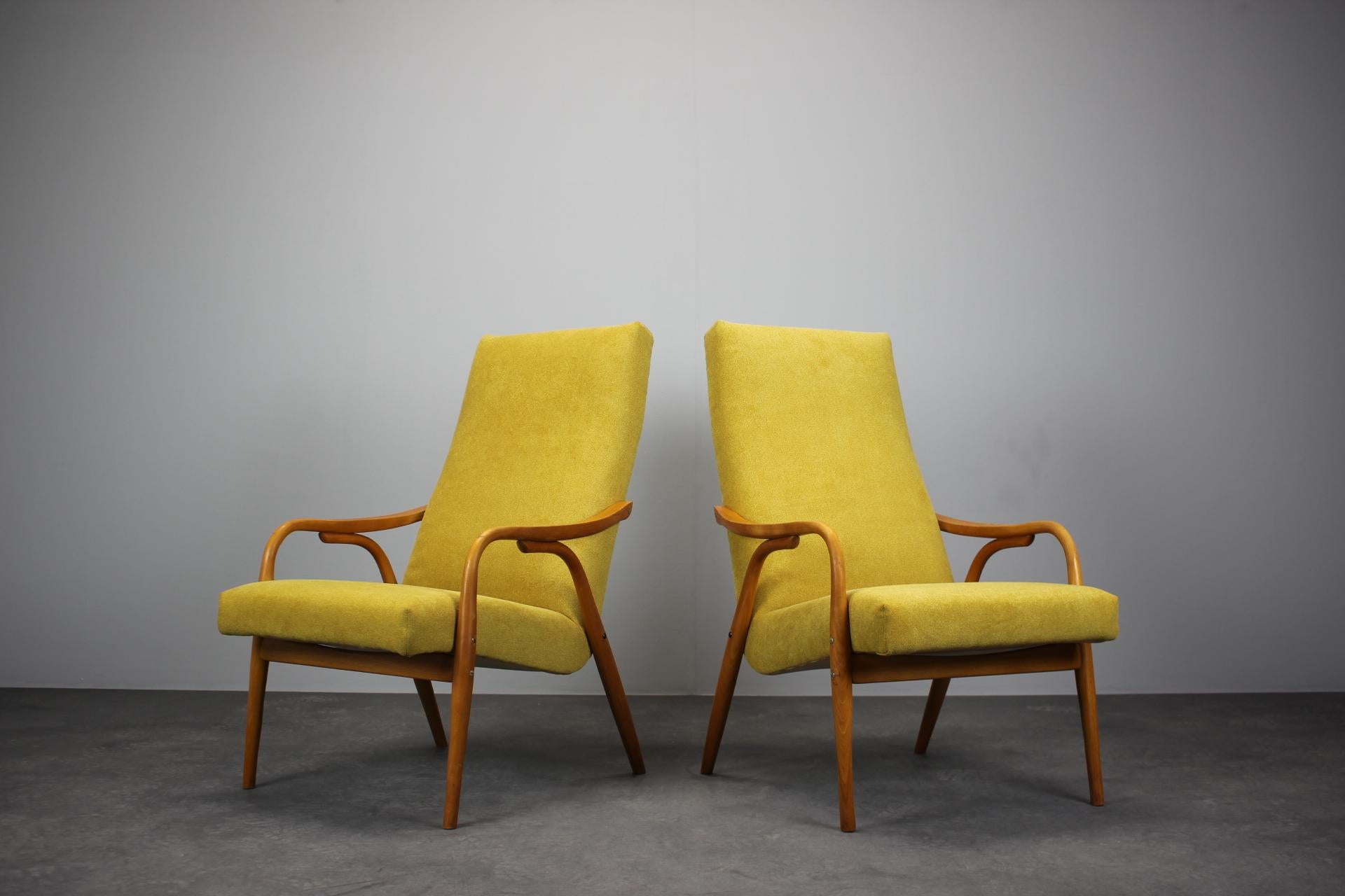 - Realizzato in Cecoslovacchia da Antonin Šuman, anni '60,
- in tessuto e legno,
- appena rivestita, accuratamente ristrutturata,
- altezza della seduta 40 cm.