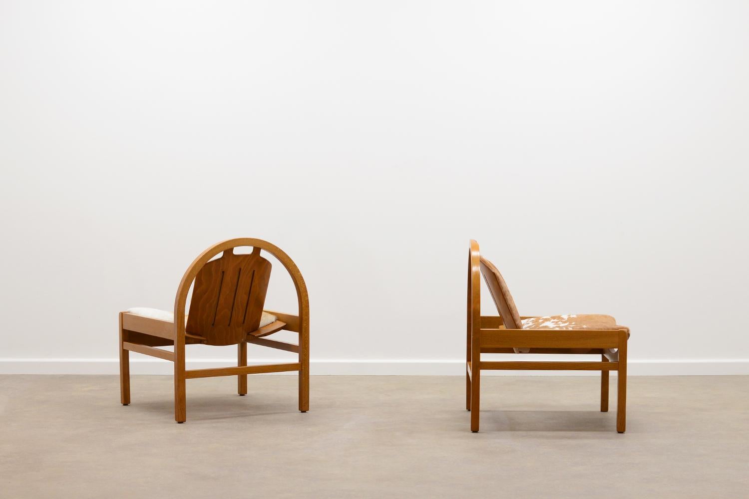 Set of 2 Argos chairs by Baumann France, 70s. This elegant set features a beech wood frame and is reupholstered in cow hide leather. Signed with Baumenn logo and in very good vintage condition.

 