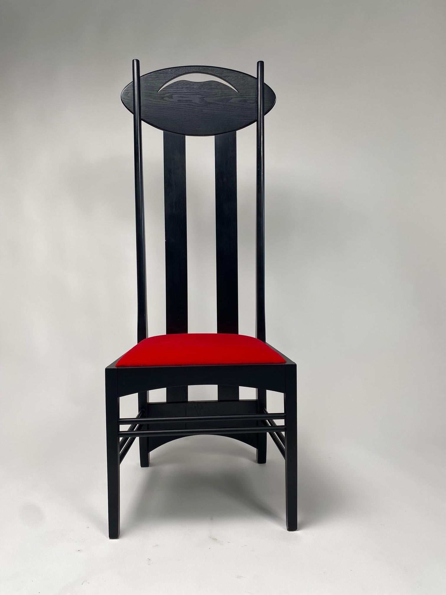 Paire de chaises Argyle par Charles Rennie Mackintosh pour Atelier International, conçues en 1897 et exposées à la huitième exposition de la Sécession à Vienne, en Autriche, en 1900,

C'est l'une des chaises les plus emblématiques du célèbre