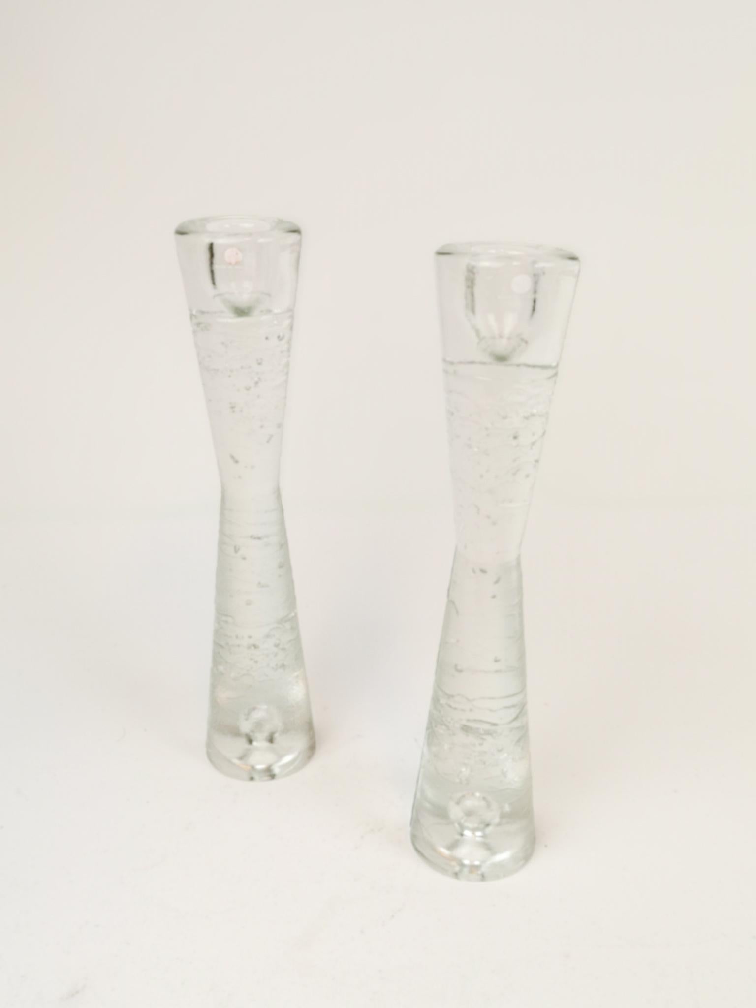 Group of 2 Iittala Arkipelago candlesticks in time glass high forms.
Architectural cast clear glass blocks.
With bubbles. They are created to appear as if they were is blocks. They are designed by Timo Sarpaneva in the 1970s for Iittala