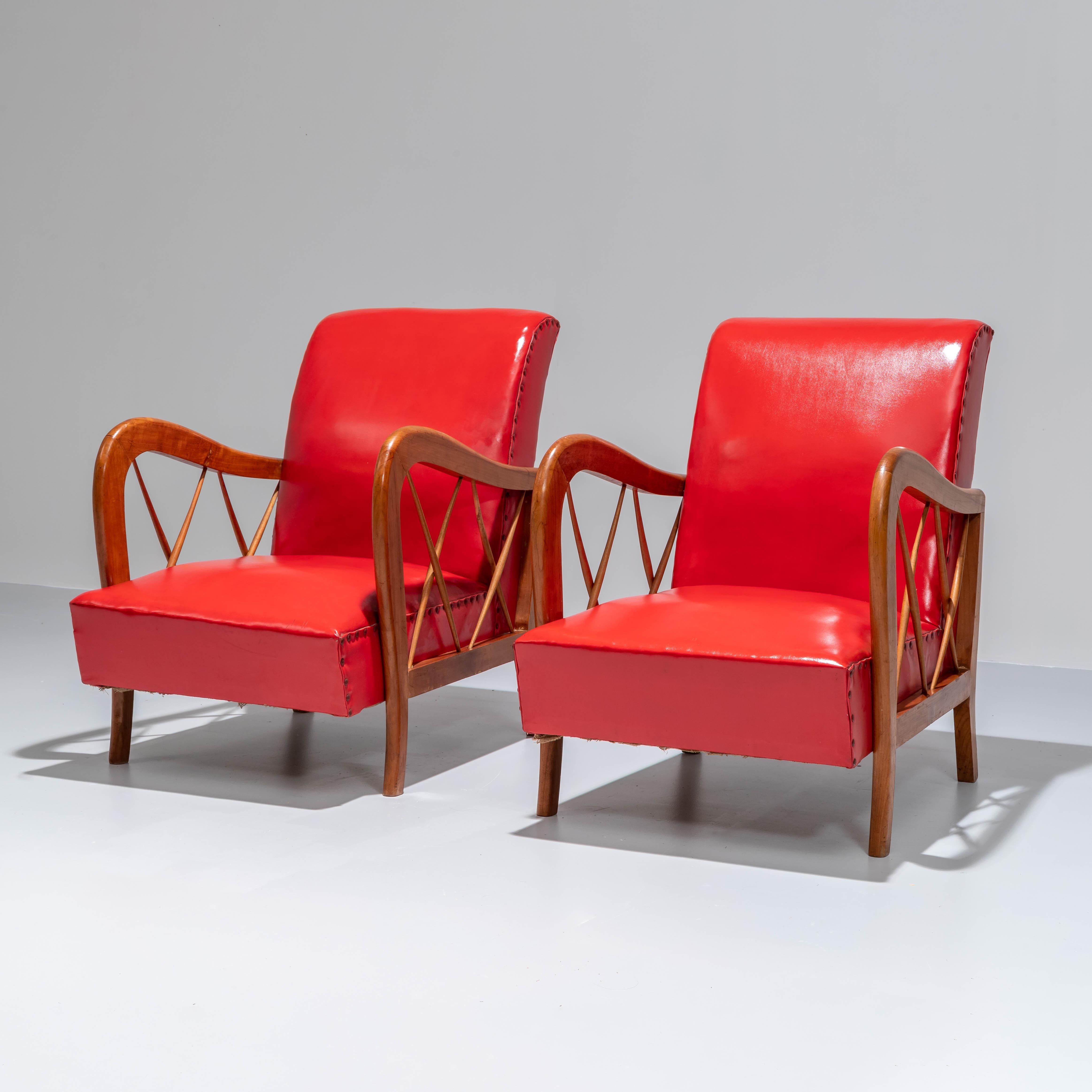 Lovely combination of colours: blonde wood and red upholstery and in the well-known style of Paolo Buffa: classical but playful. The curves in the armrest together with the tapered cross bars that run underneath the armrests create a graceful