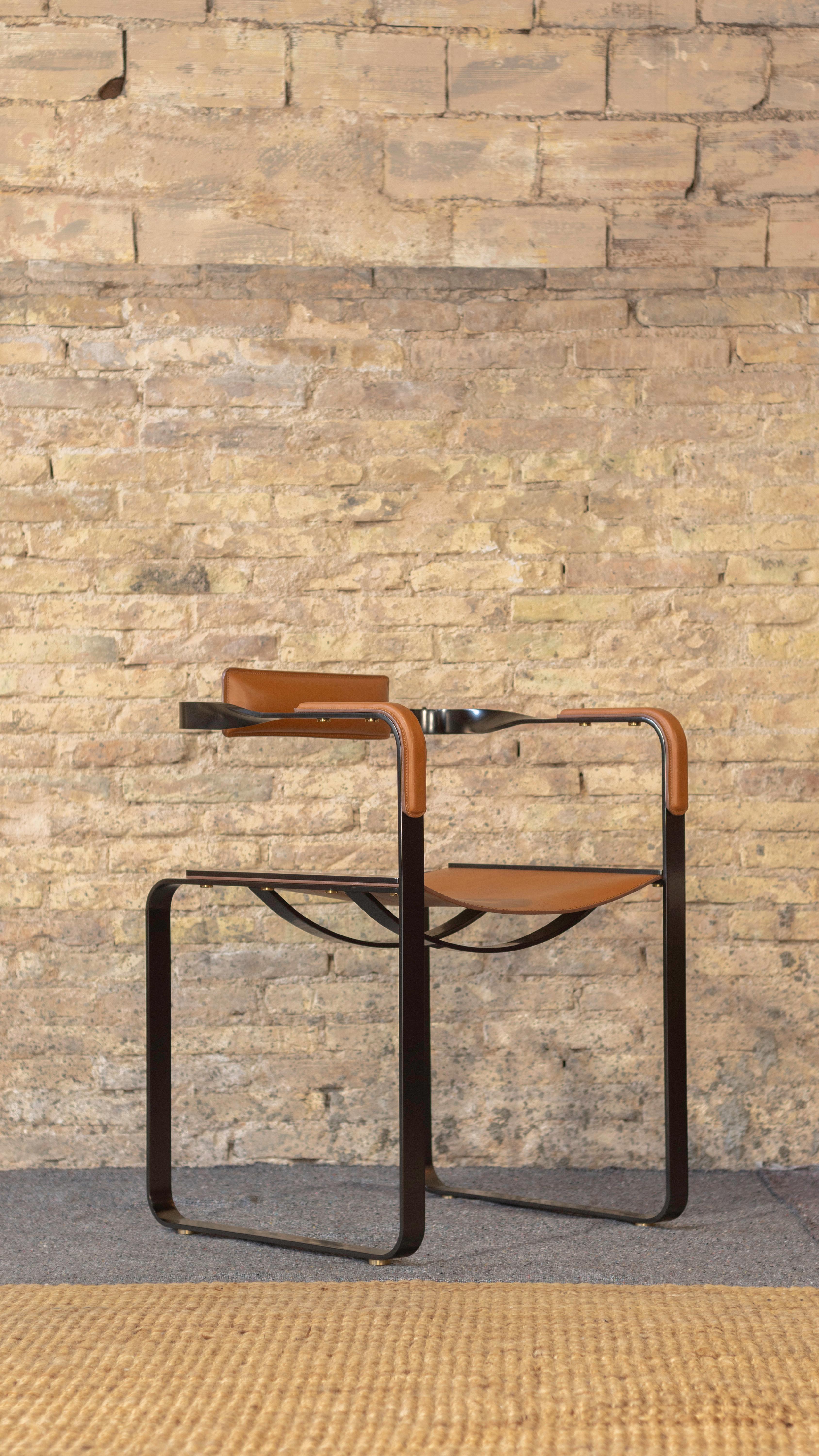 Lot de 2 fauteuils, acier Steel Ageed Brass et cuir Black Saddle, style Contemporary en vente 9