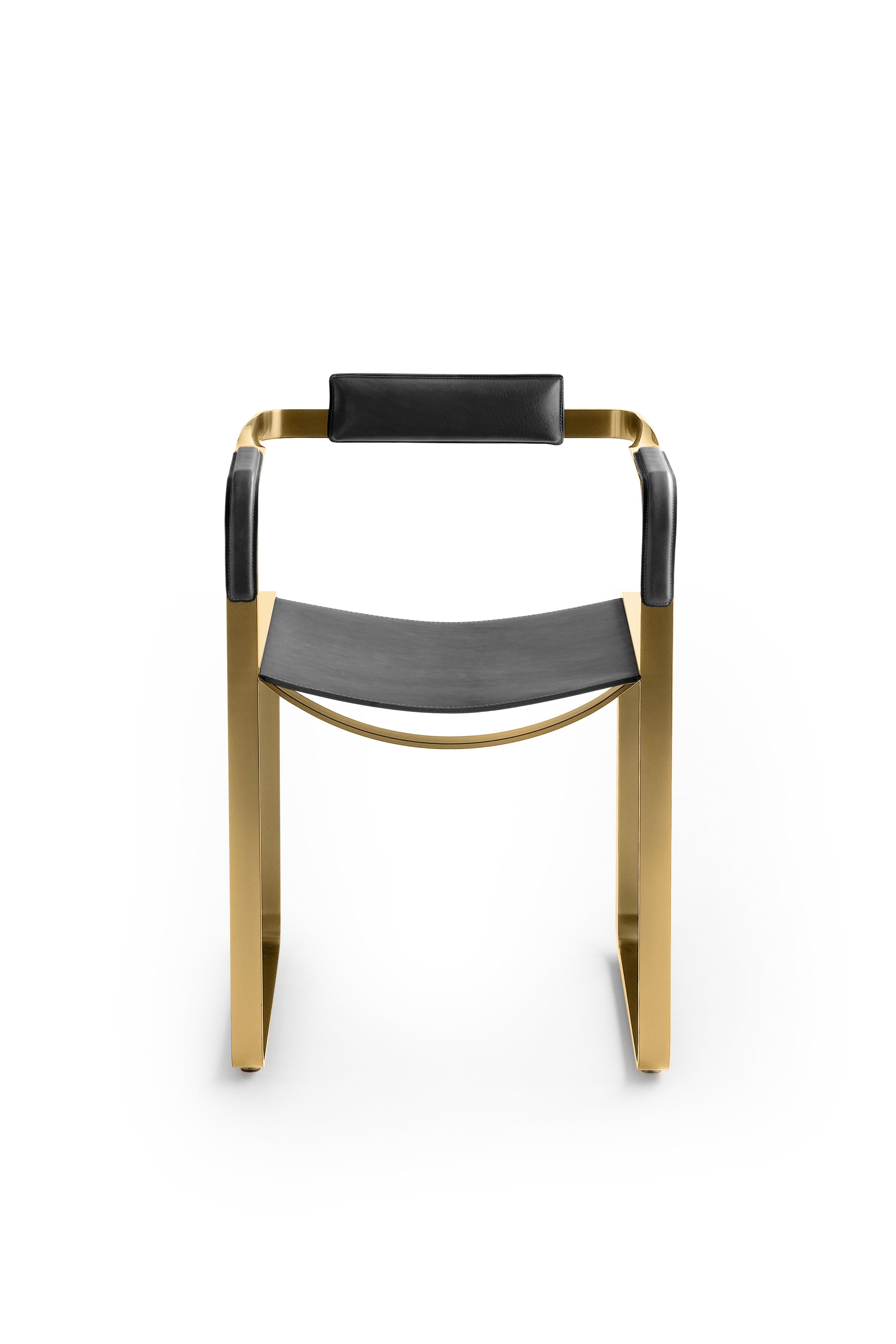 Le fauteuil contemporain Wanderlust appartient à une collection de pièces minimalistes et sereines où l'exclusivité et la précision se manifestent dans de petits détails tels que les écrous et les boulons en métal tournés à la main qui fixent les