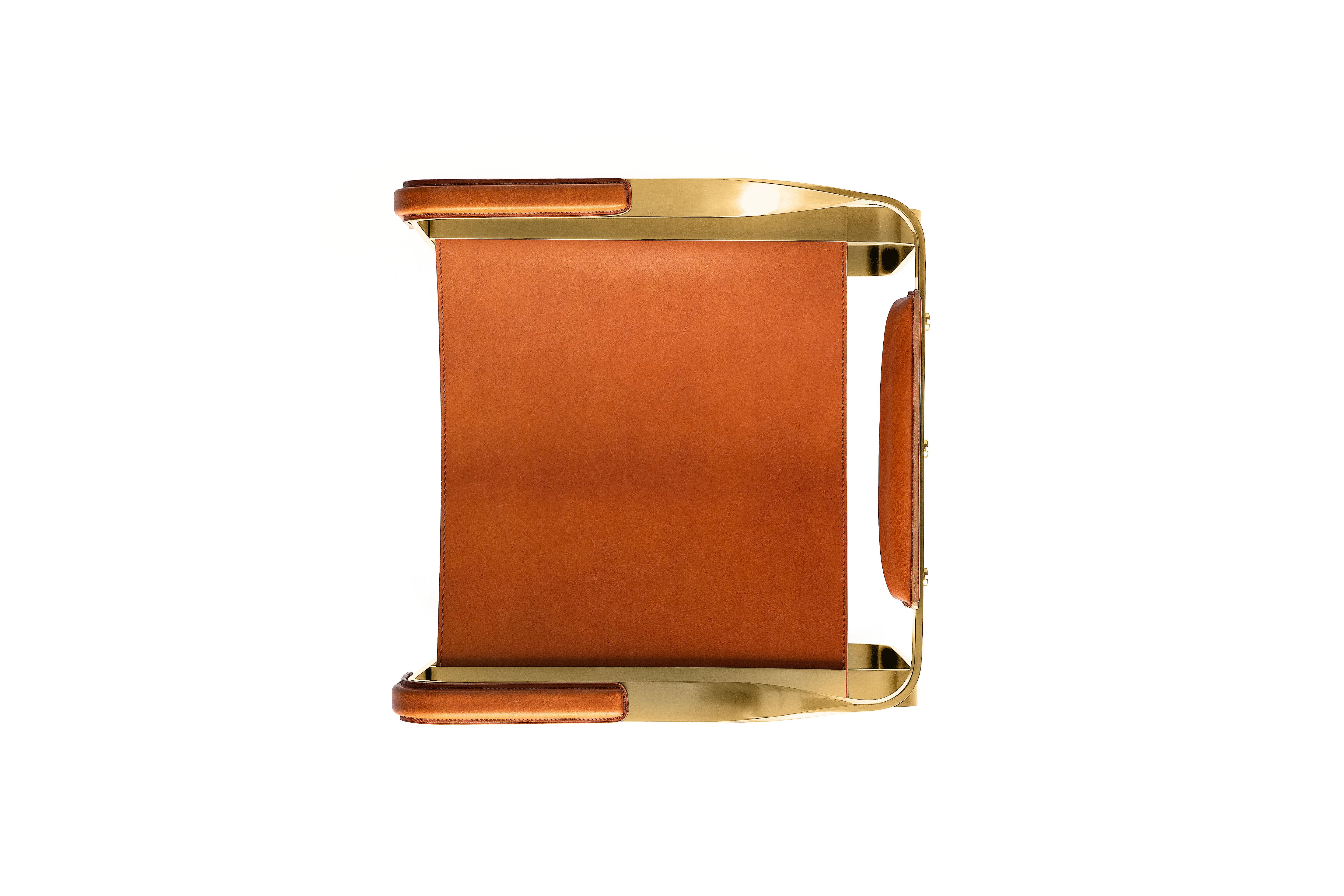 2er Set Armlehnstuhl, Aged Brass Steel & Natural Tobacco Saddle, Contemporary Style (Minimalistisch) im Angebot