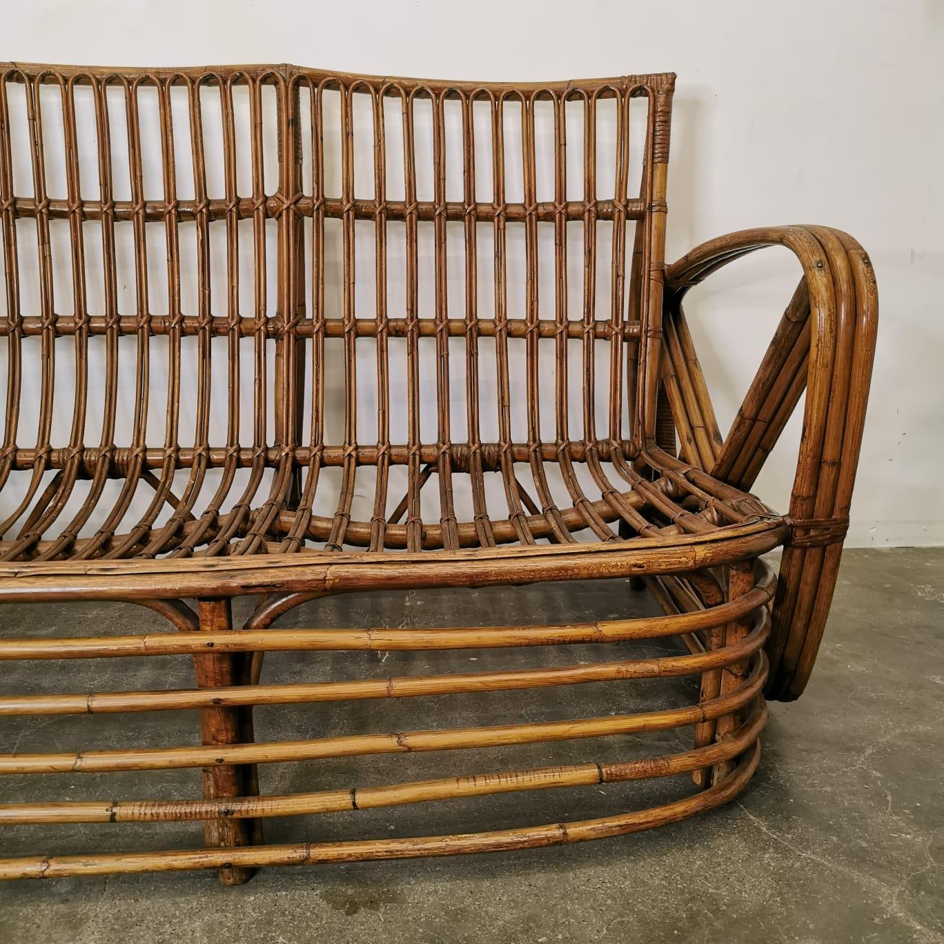 L'ensemble de 2 fauteuils et d'un canapé en bambou conçu par Paul Frankl est une combinaison captivante de beauté naturelle et de design moderne. Fabriquées à partir de bambou durable, ces pièces exhalent un air d'élégance organique tout en mettant