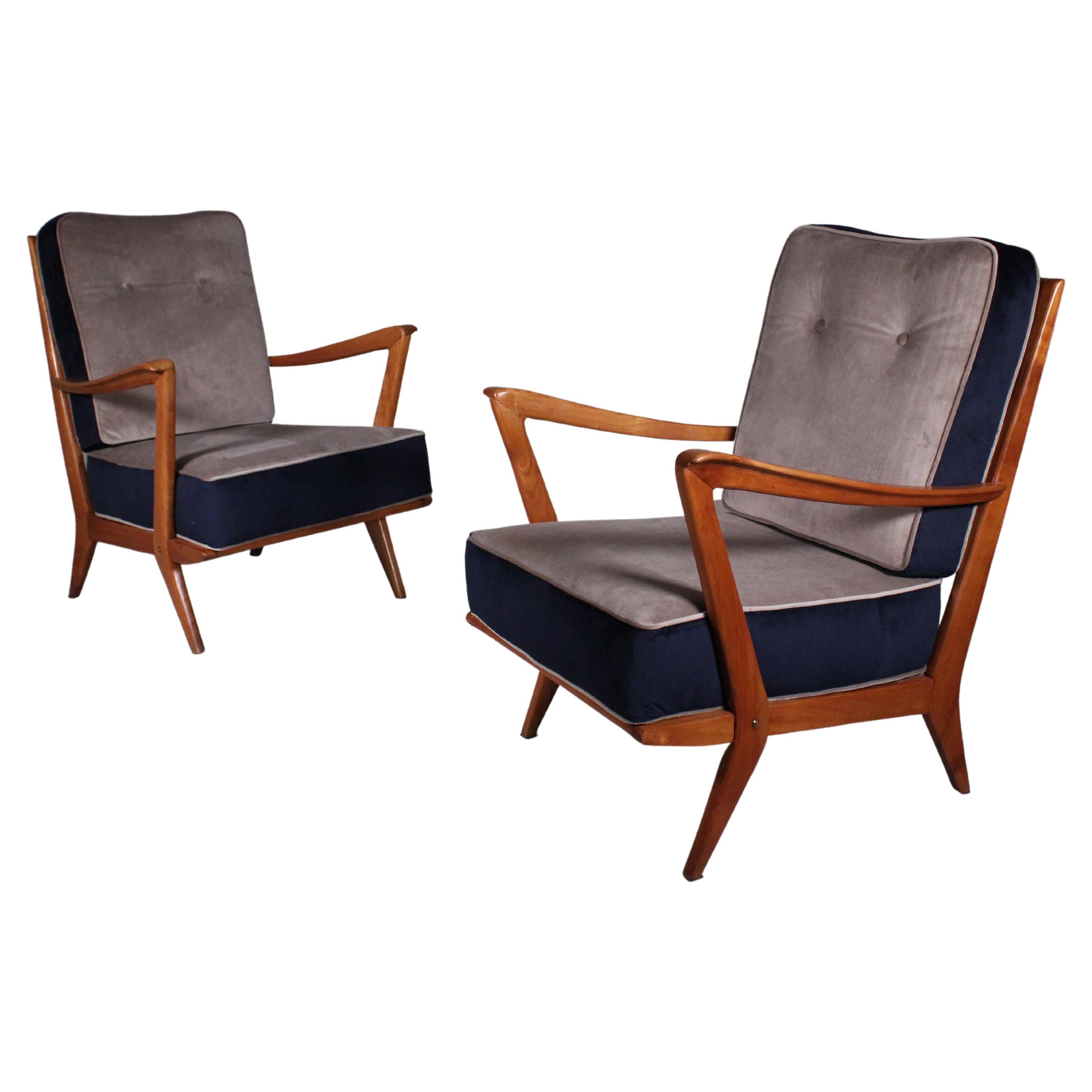 Gio Ponti per Cassina, coppia di poltrone modello 516, legno di ciliegio, tappezzeria in velluto grigio e blu, Italia, 1955. Disegnato da Gio Ponti e prodotto da Cassina, questo modello parla esattamente del linguaggio del design di Gio Ponti negli
