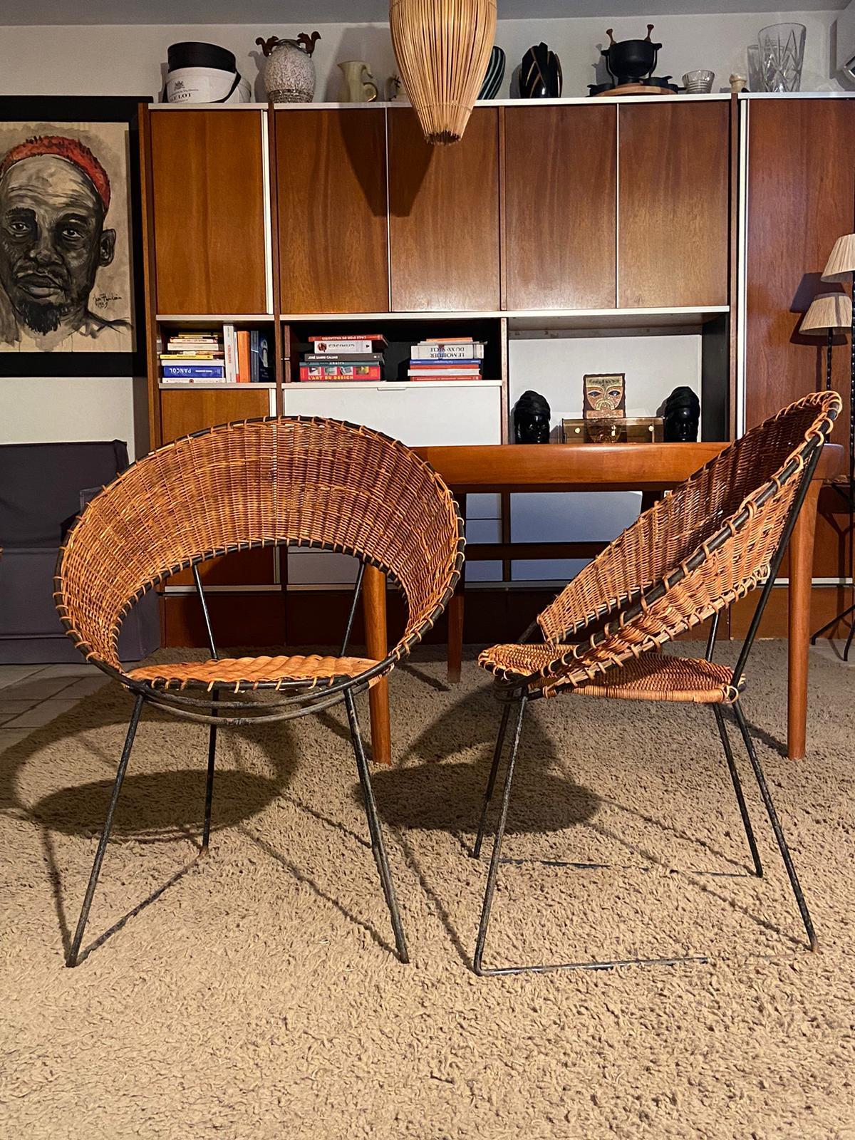 Ensemble de 2 fauteuils et une table basse en osier Raoul Guys 1950 Laqué noir en vente 3