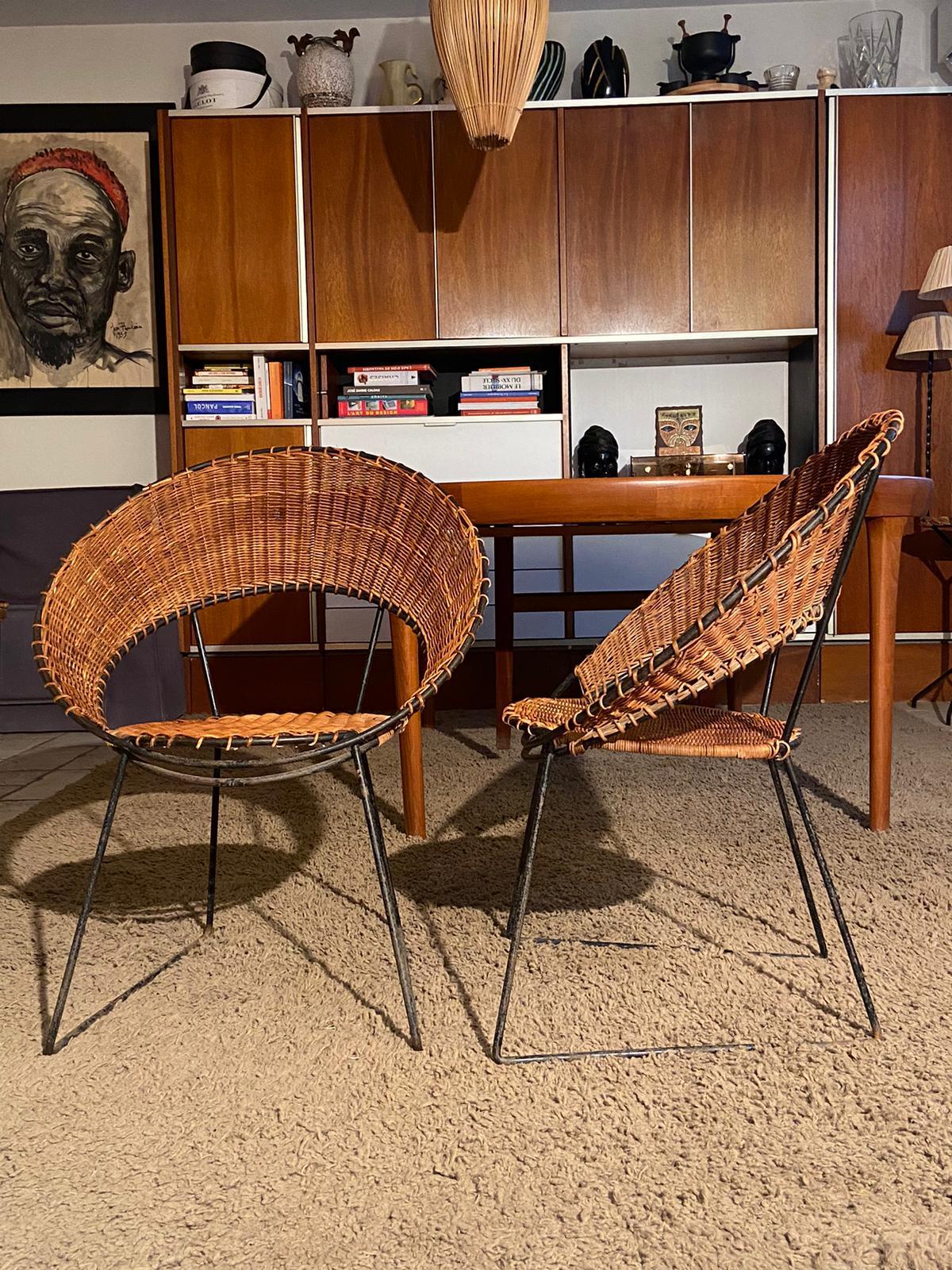 Ensemble de 2 fauteuils et une table basse en osier Raoul Guys 1950 Laqué noir en vente 4