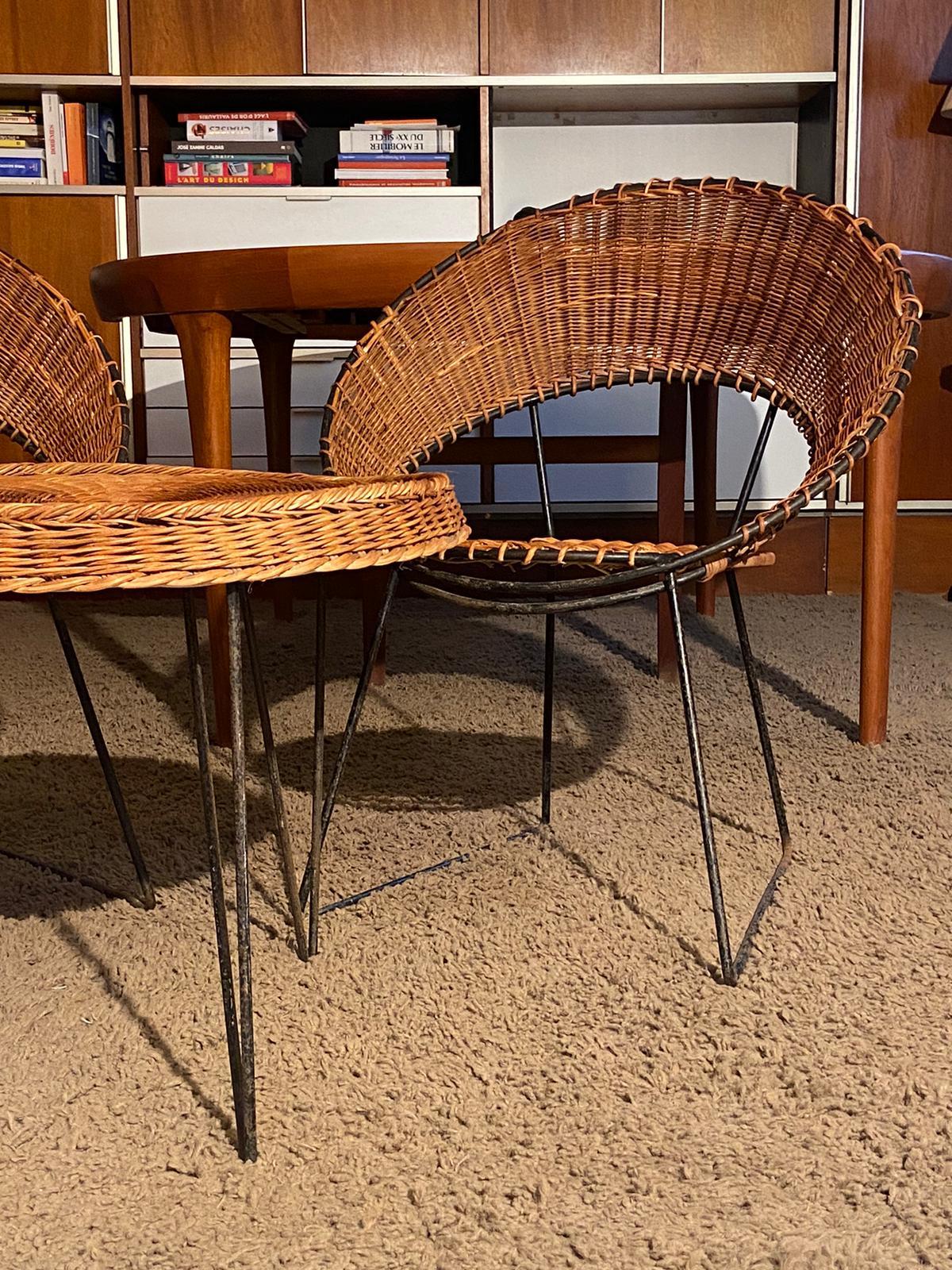 Set of 2 armchairs and 1 wicker coffee table Raoul Guys 1950
Black lacquered metal structure 
Restored seats and backs in good condition
Height : 75 cm 
Width : 47 cm 
Depth : 45 cm 
Seat height : 38 cm 
Diameter of the table : 53 cm 
Height