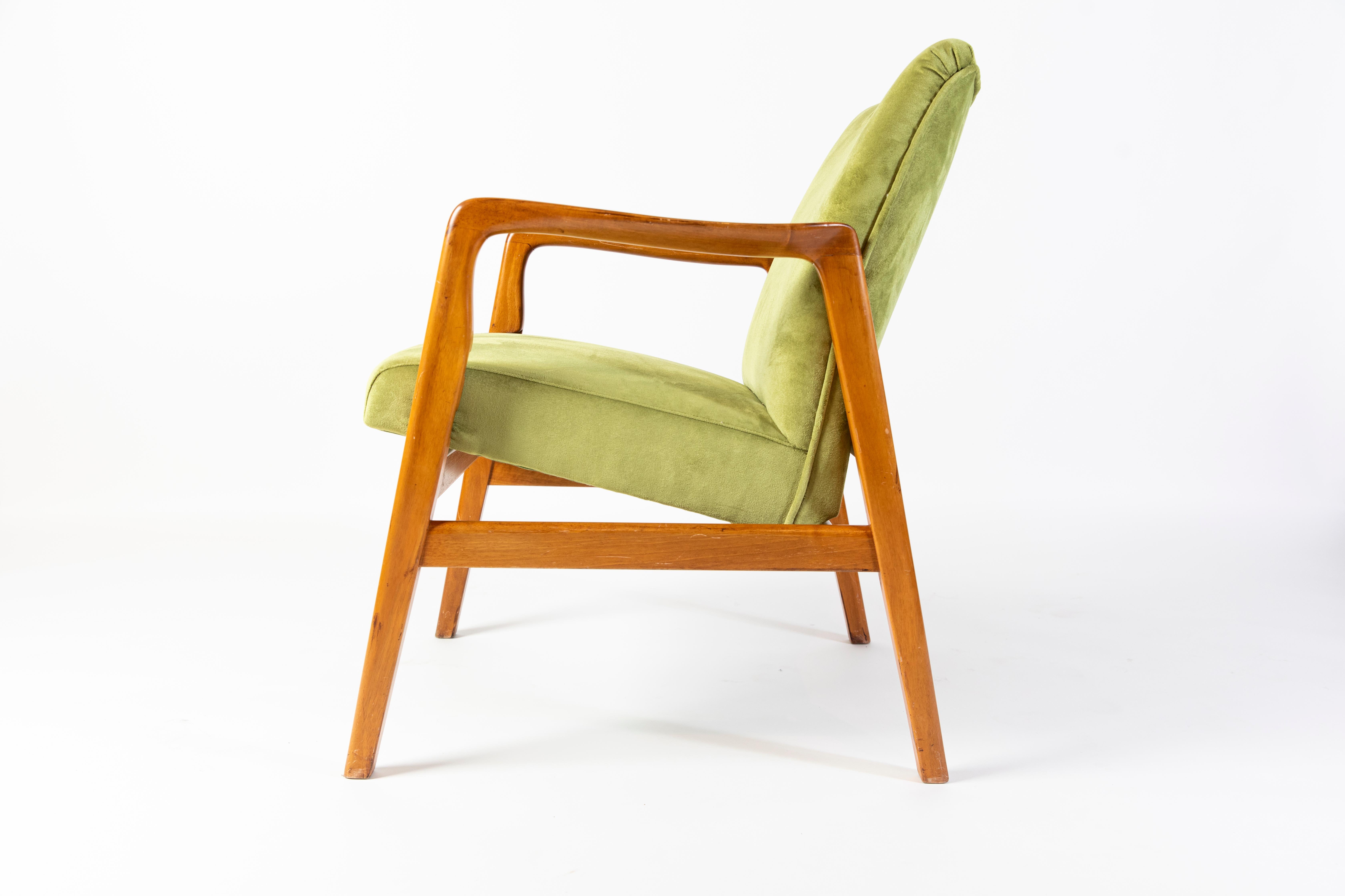 Un set di 2 poltrone di CASSINA, imbottite in velluto, le poltrone hanno due posizioni per poter essere utilizzate in due diverse posizioni di comfort grazie a un semplice movimento manuale per scegliere tra due altezze.