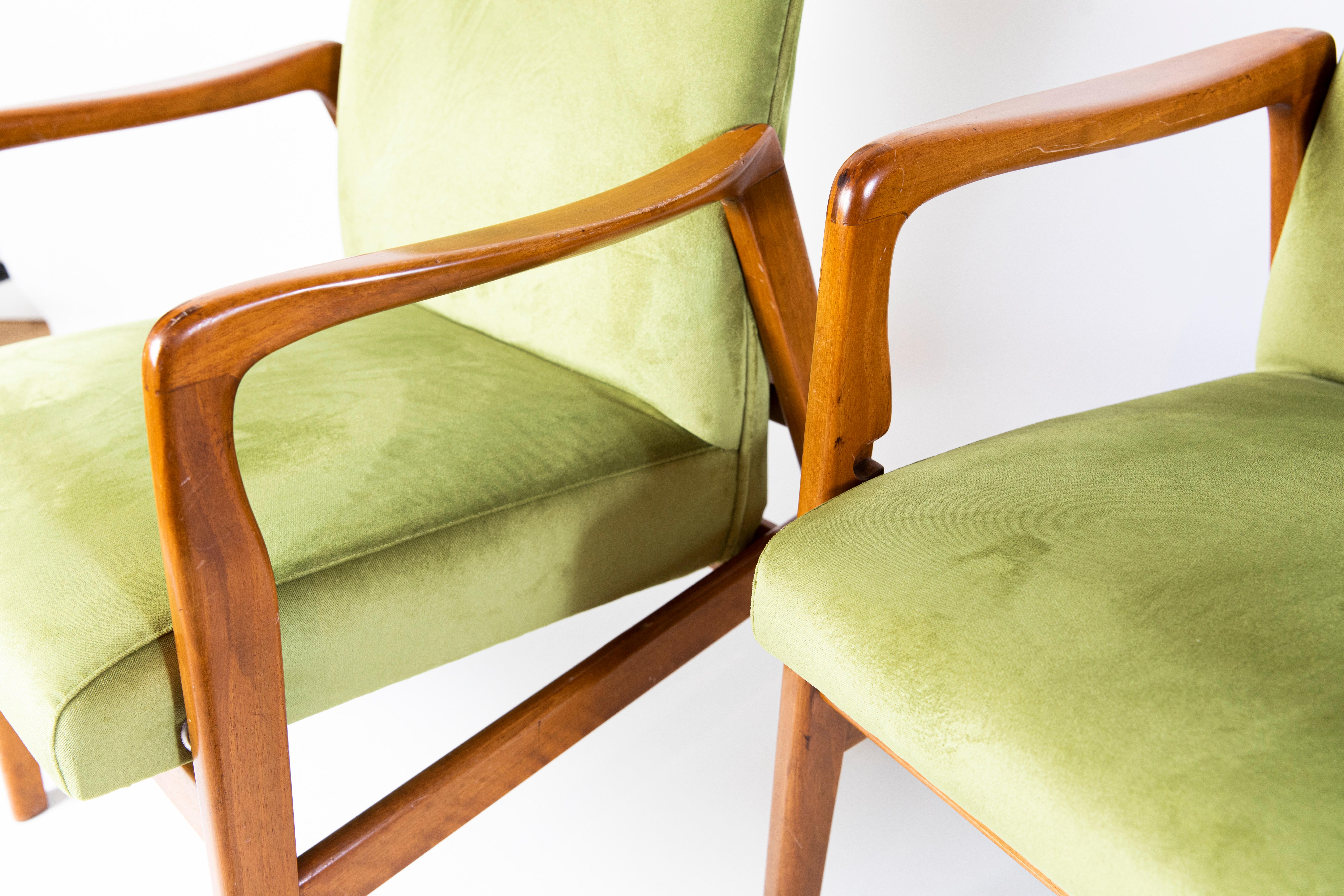 Set of 2 Armchairs by Cassina Upholster in Green Velvet In Good Condition For Sale In Milano, MI