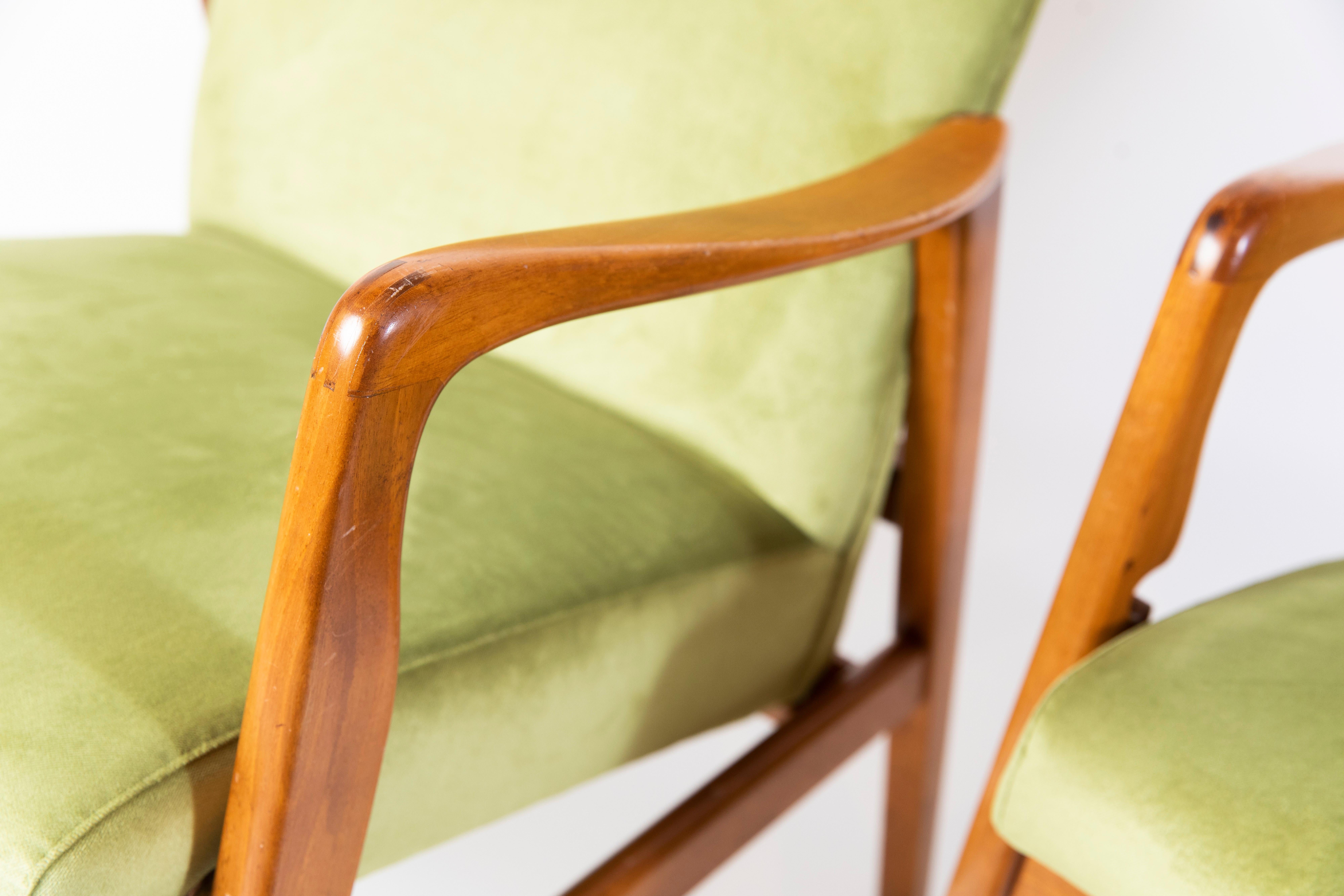 Metà XX secolo Set di 2 poltrone in velluto verde di Cassina Upholster in vendita