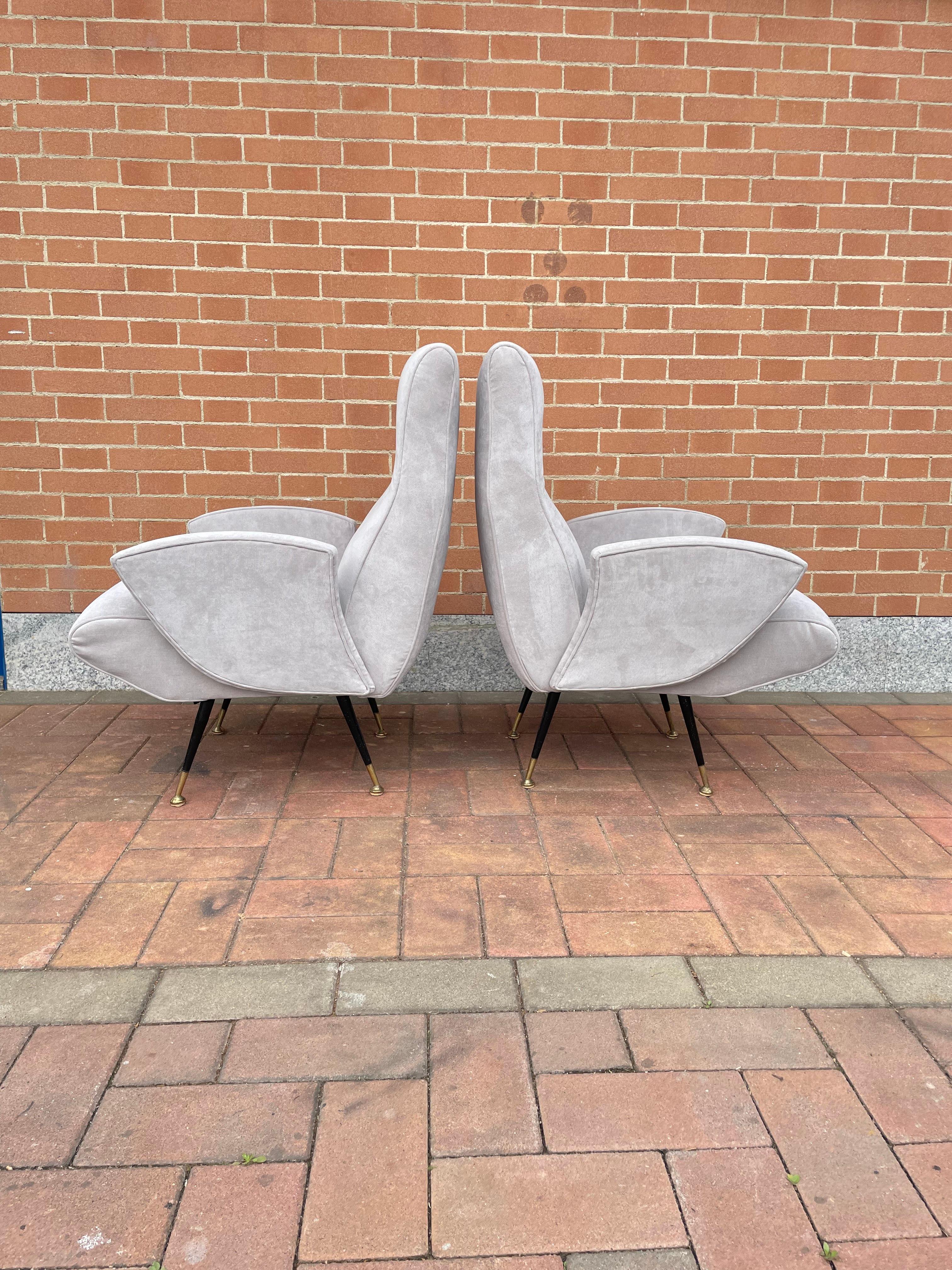 Ensemble de 2 fauteuils des années 1950 attribués à Nino Zoncada.
Ils ont été entièrement restaurés avec la réfection totale de la sellerie en tissu lavable dans une couleur neutre.
Pied avec embout en laiton.
Elegant et avec un design neutre,