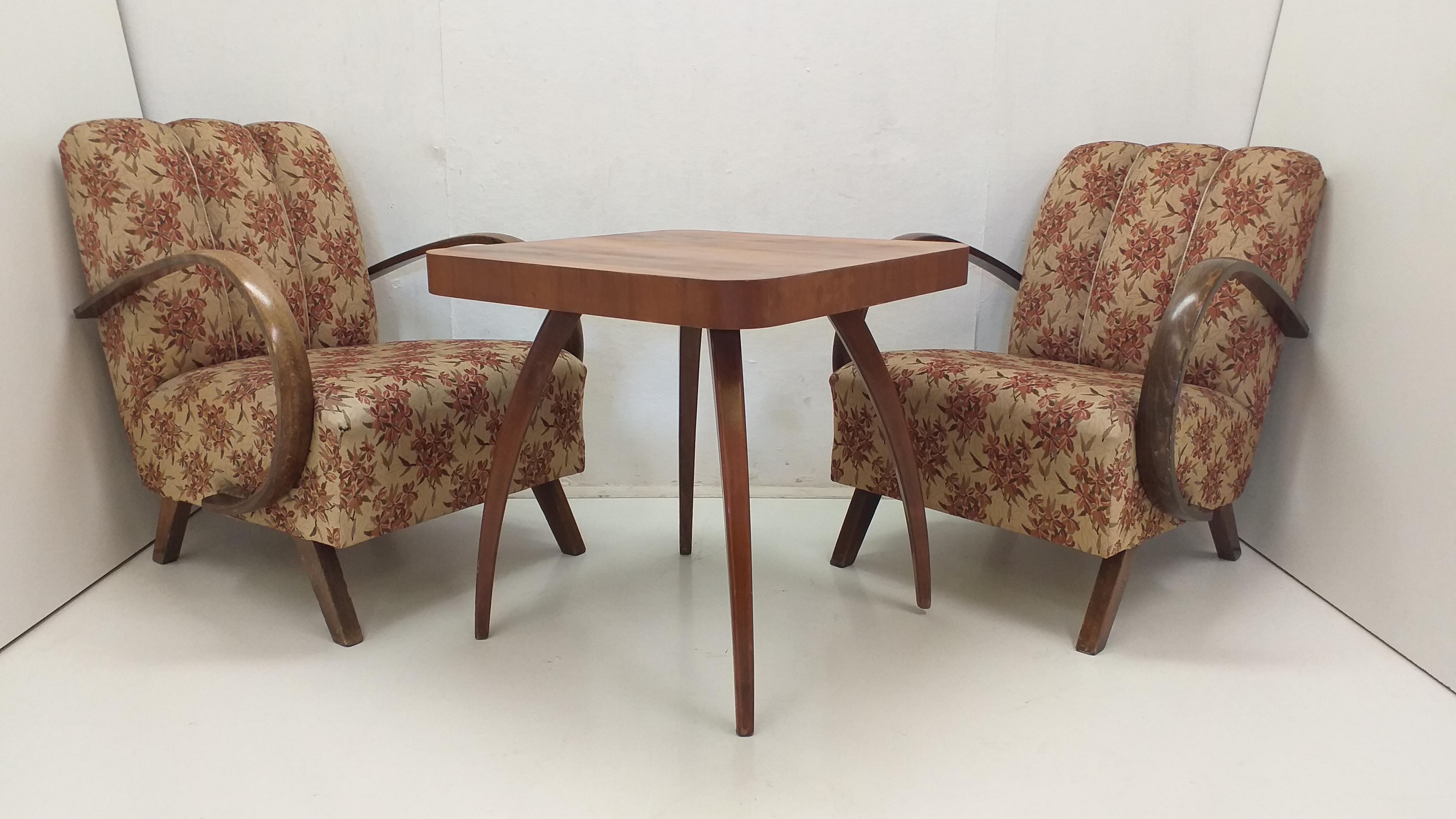 - 2 pieces of armchairs and coffee table designed by Jindrich Halabala 1948
- production UP závody Czechoslovakia
- all in very good condition
- table size? height 65cm upper area 65 x 65 cm.
    