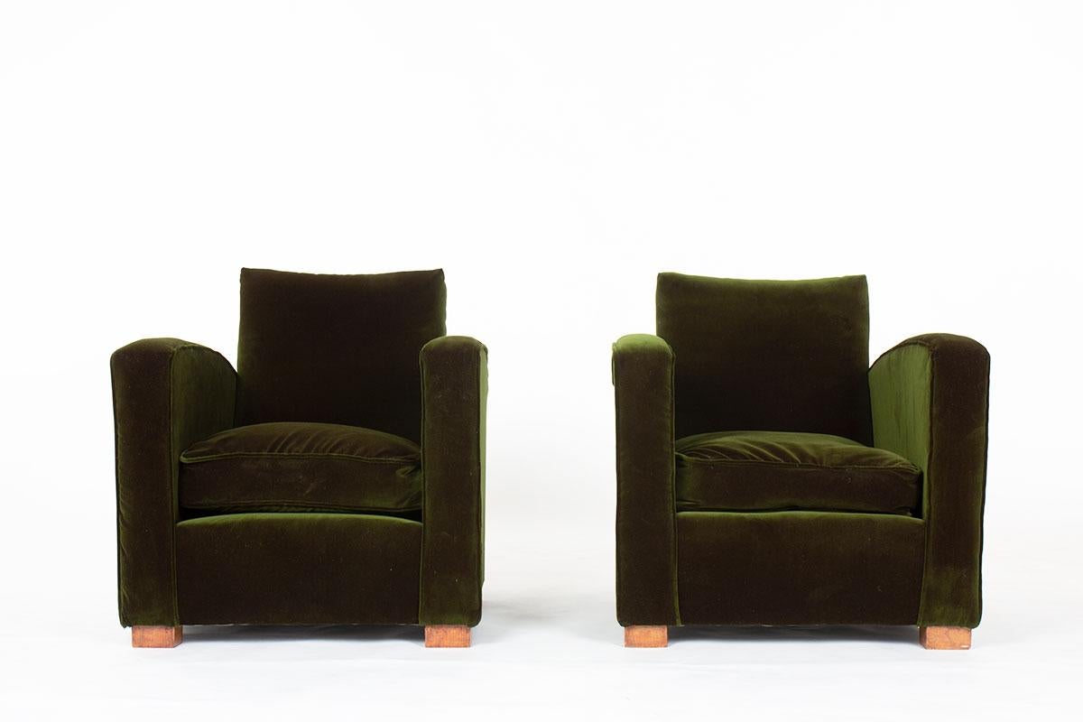 Set of 2 armchairs from the Art Deco period
Designed in the 30s
Structure covered by a green velvet fabric
Feet in oak