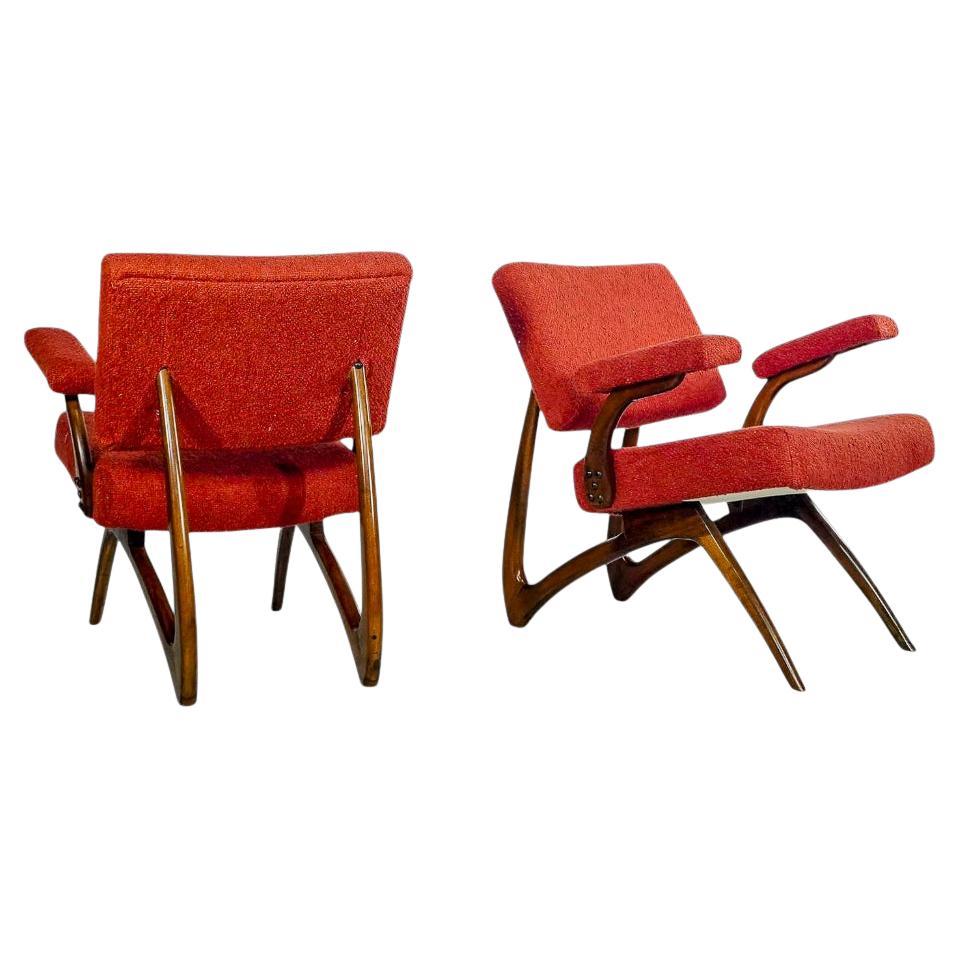 Este excepcional par de sillones diseñados por Cimo en los años 50 presentan una estructura de madera de Imbuia (una de las favoritas de Cimo) y boucle. 

Esta pareja única tiene un asiento y un respaldo separados que parecen flotar sobre la