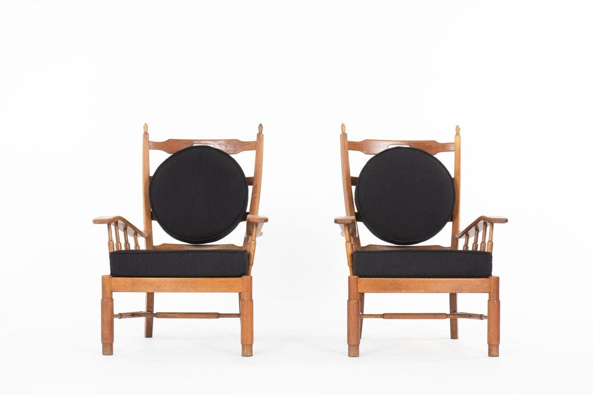 Ensemble de 2 fauteuils de France dans les années 50
A la manière des créations de Robert Guillerme et de Jacques Chambron
Structure avec accoudoirs en chêne patiné, coussins en mousse recouverts d'un tissu éponge noir.
