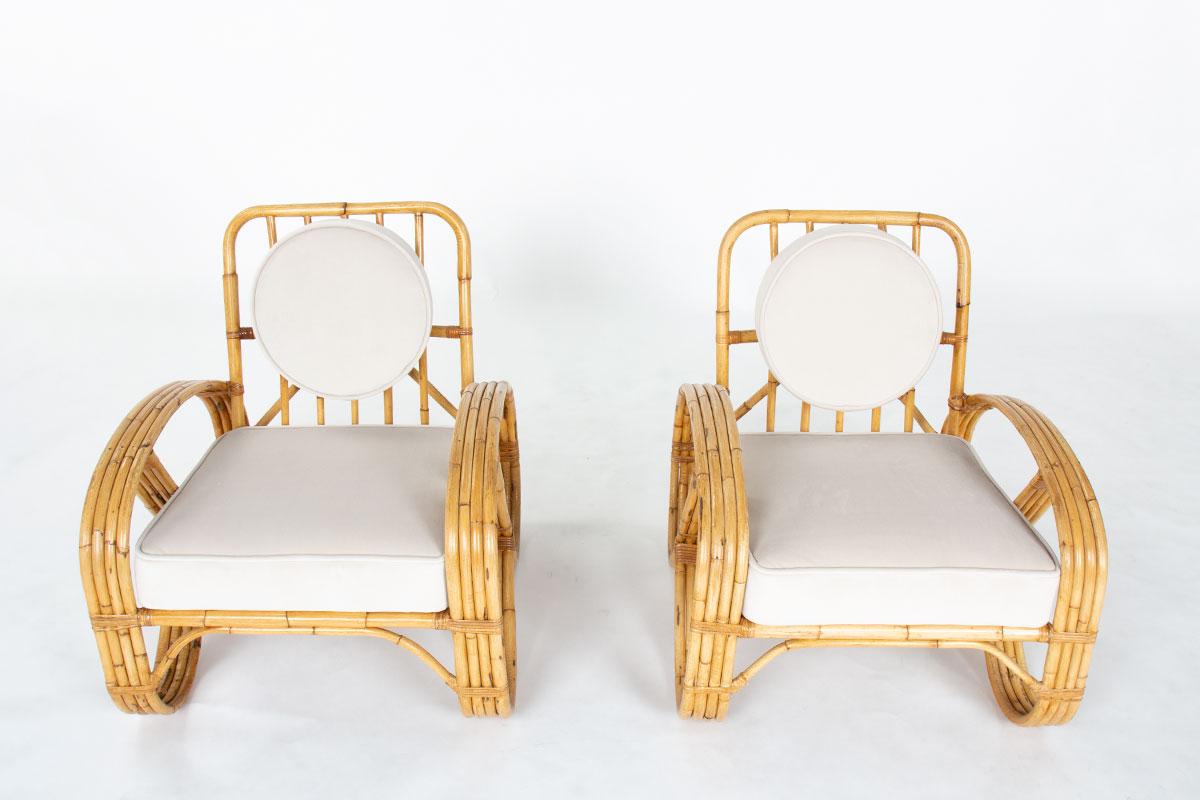 20ième siècle Ensemble de 2 fauteuils en rotin et coussins en tissu de velours beige 1950 en vente