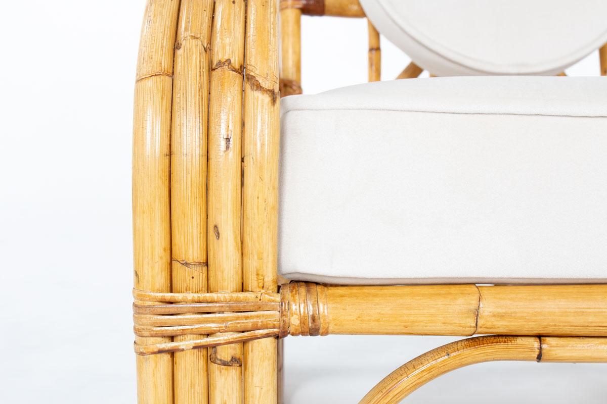 Ensemble de 2 fauteuils en rotin et coussins en tissu de velours beige 1950 en vente 2