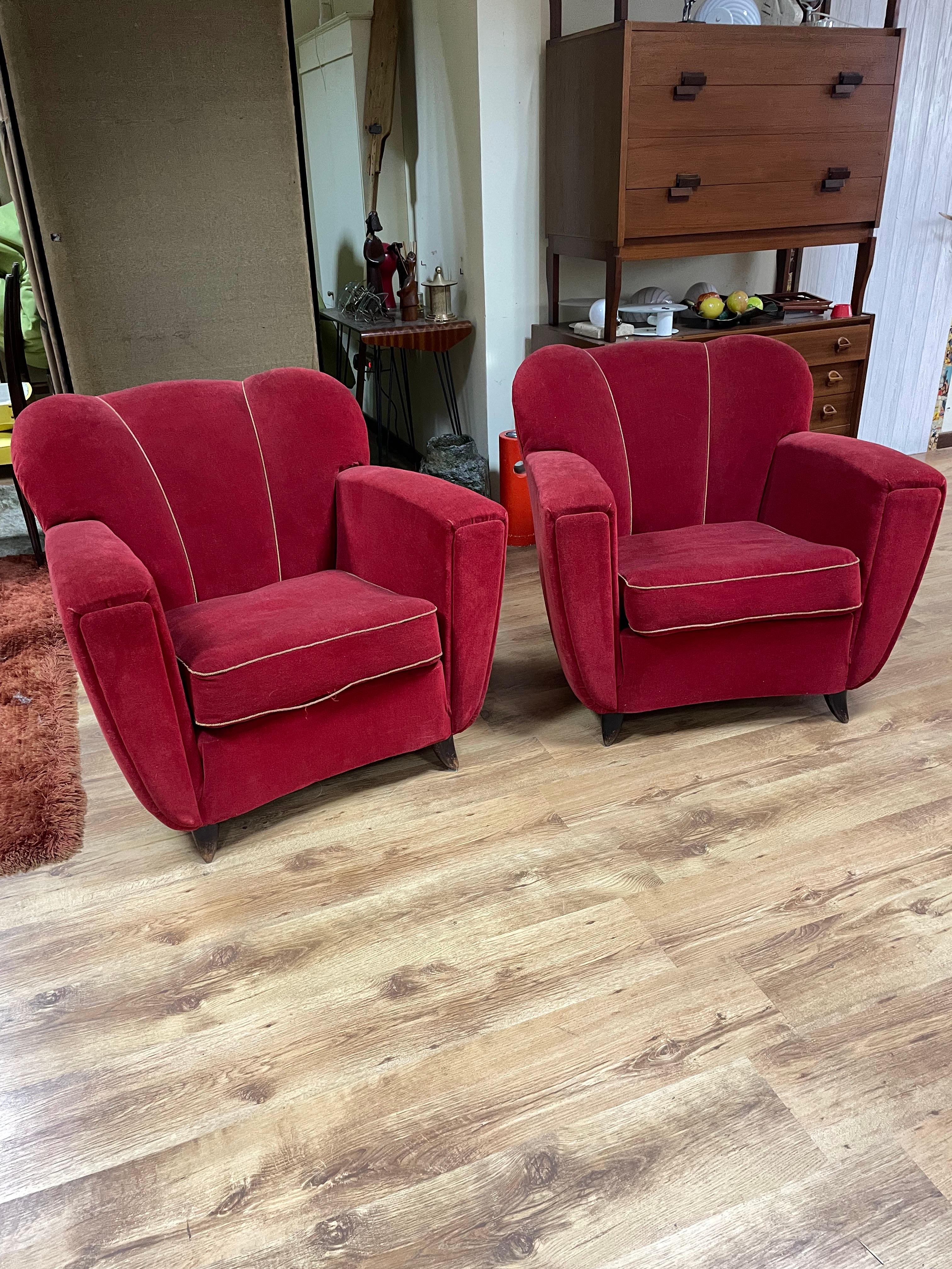 In the style of Guglielmo Ulrich an elegant pair of armchairs in original red velvet and wooden cone feet.
Italian production from the 40s.
They are in good condition although the upholstery is advisable to be redone.
