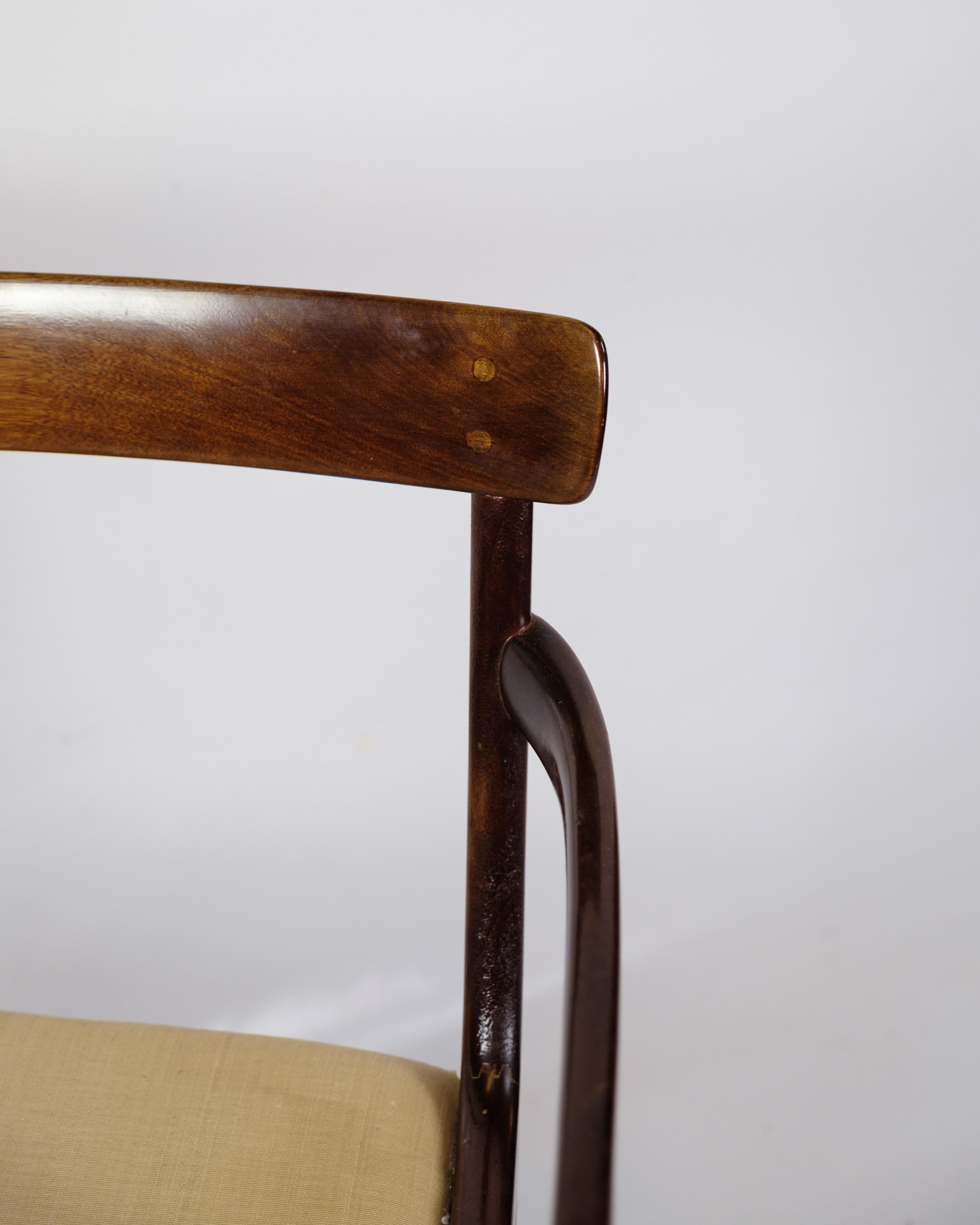 Set di 2 poltrone, modello Rungstedlund, disegnate da Ole Wanscher e prodotte da P. Jeppesen negli anni Sessanta. Le sedie sono realizzate in mogano e rivestite in tessuto chiaro, che conferisce loro un aspetto classico ed elegante. Le sedie