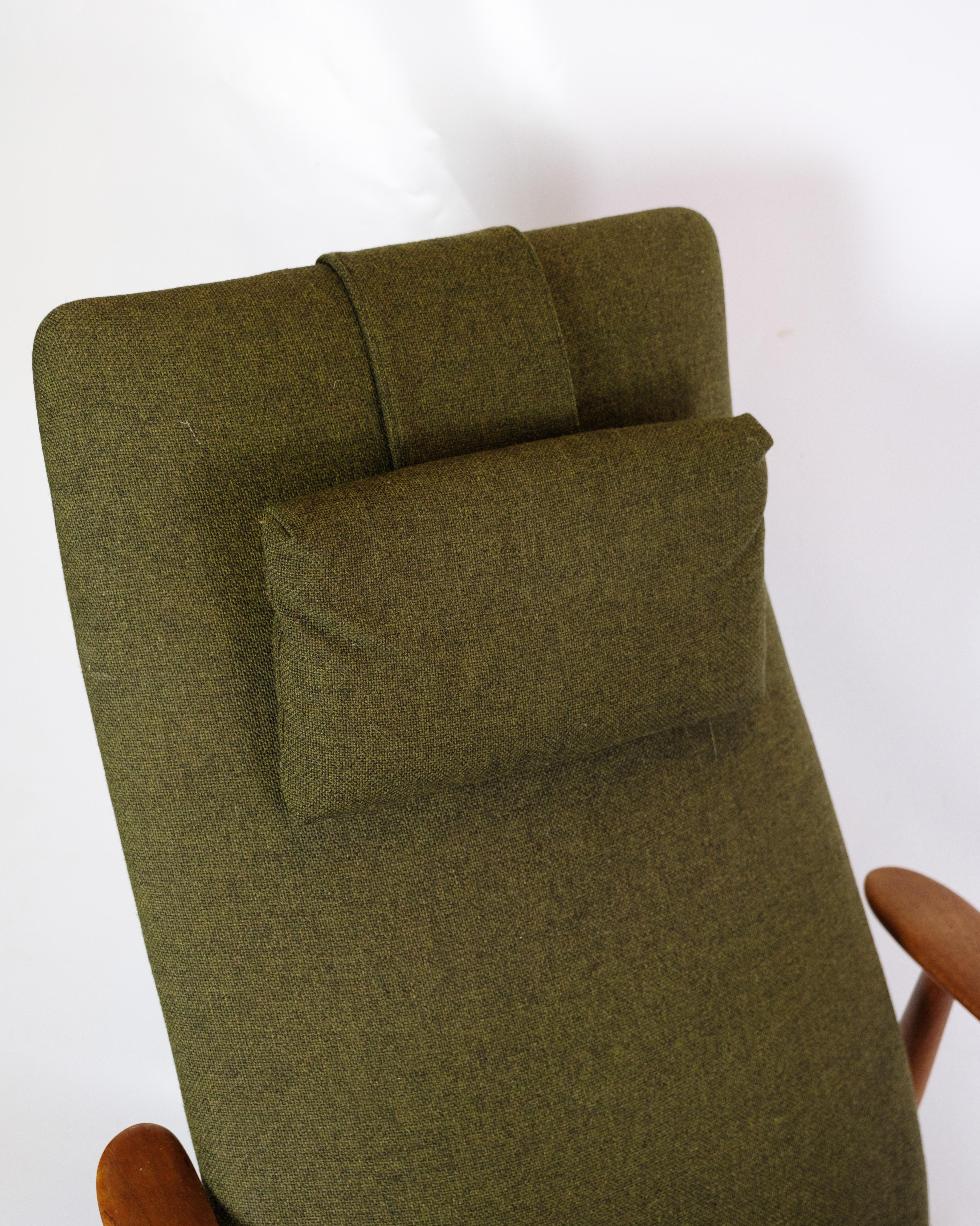 Ensemble de 2 fauteuils avec ottoman en teck et tissu vert, conçu par Alf Svensson et produit par Fritz Hansen dans les années 1960.

Eleg/One, designer de renom, a créé ces fauteuils avec une élégante structure en bois de teck qui s'harmonise