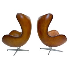 Set di 2 sedie a uovo in pelle marrone di Arne Jacobsen, per Fritz Hansen, Danimarca, 1960