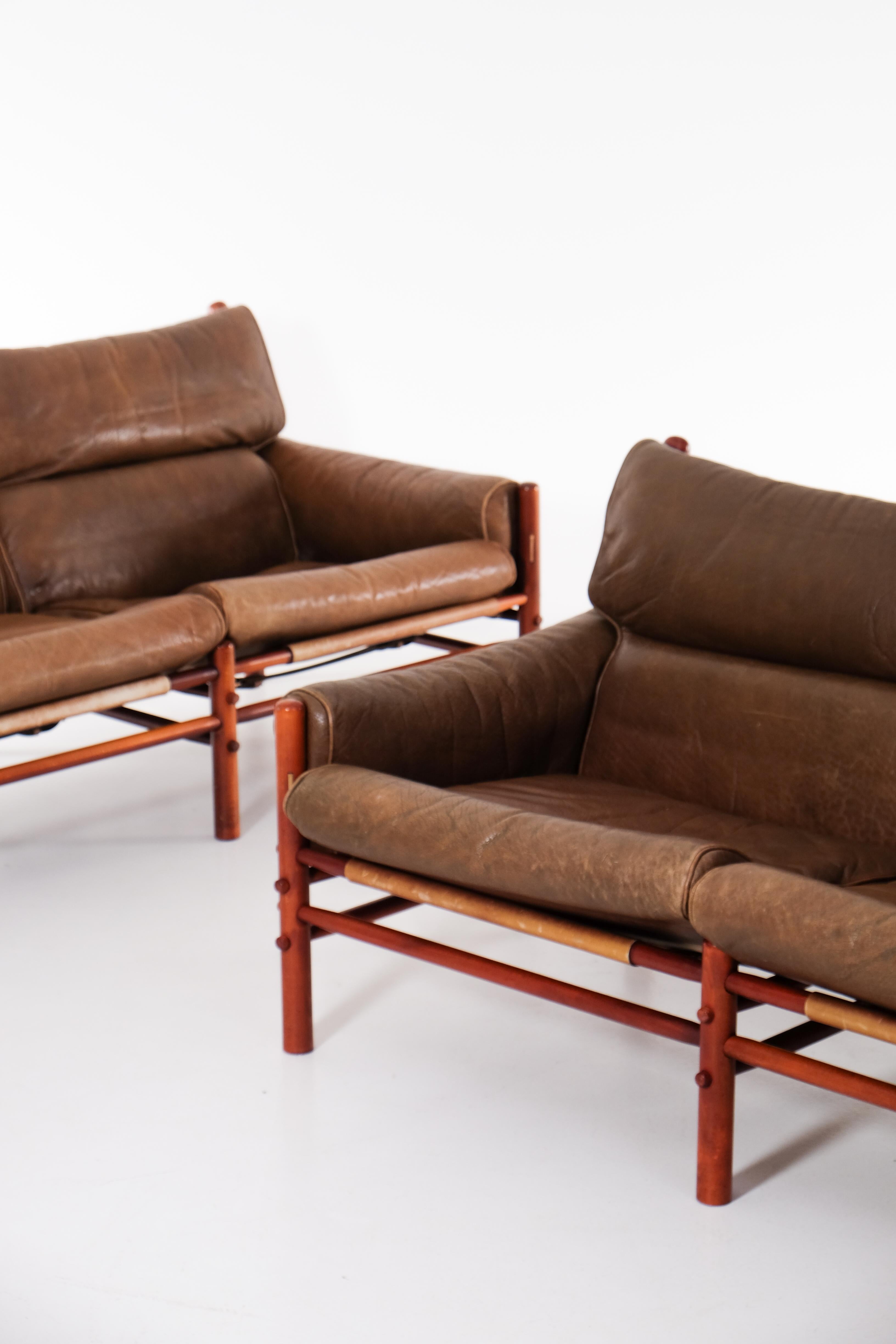 Ensemble de 2 Kontiki conçus par Arne Norells en cuir marron d'origine.
Produit par Arne Norell AB à Aneby, Suède.
Très bon état.
Remarque : le prix indiqué est celui d'un seul canapé. 
    