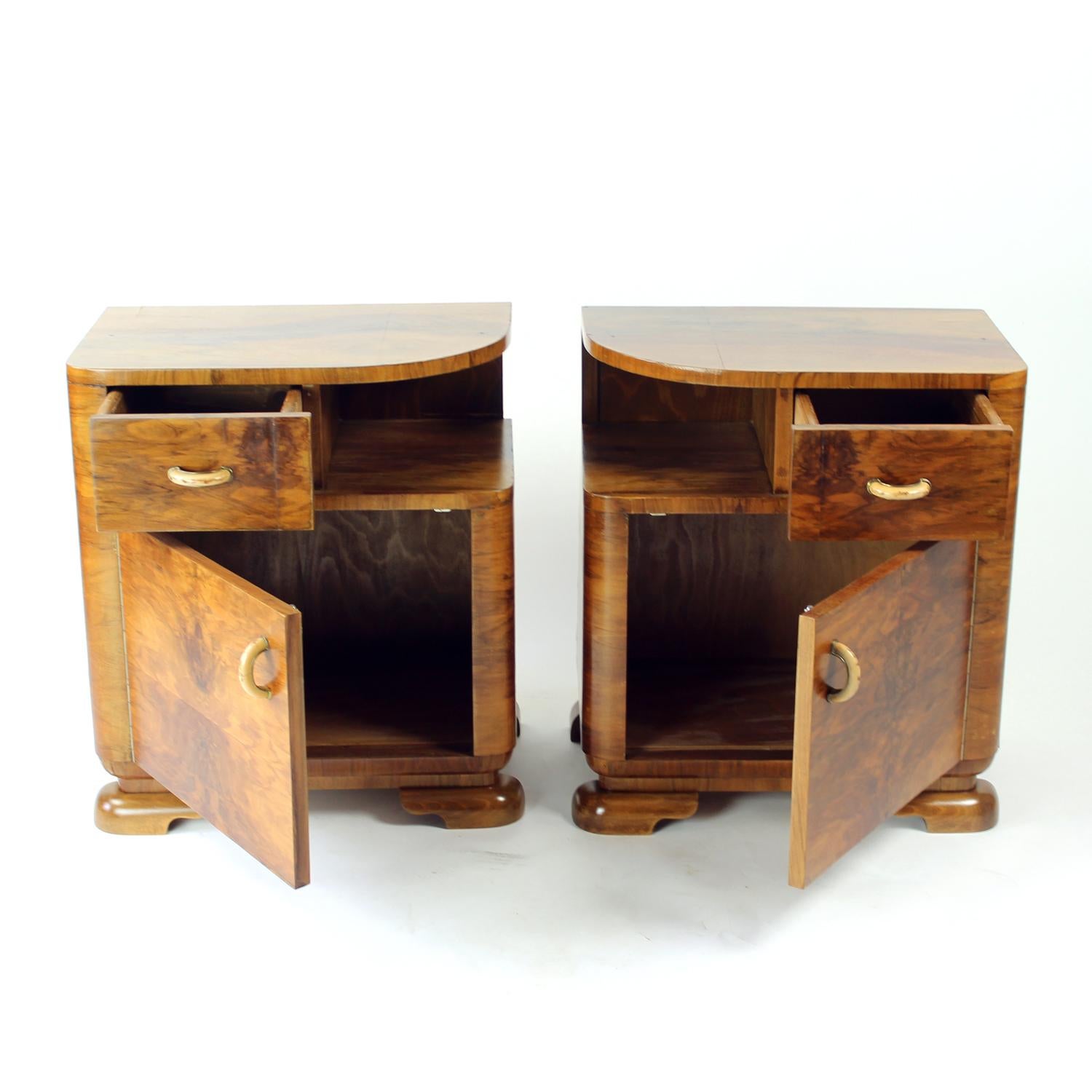 Set Of 2 Art Deco Bedside Tables In Walnut, Czechoslovakia 1930s In Excellent Condition In Zohor, SK