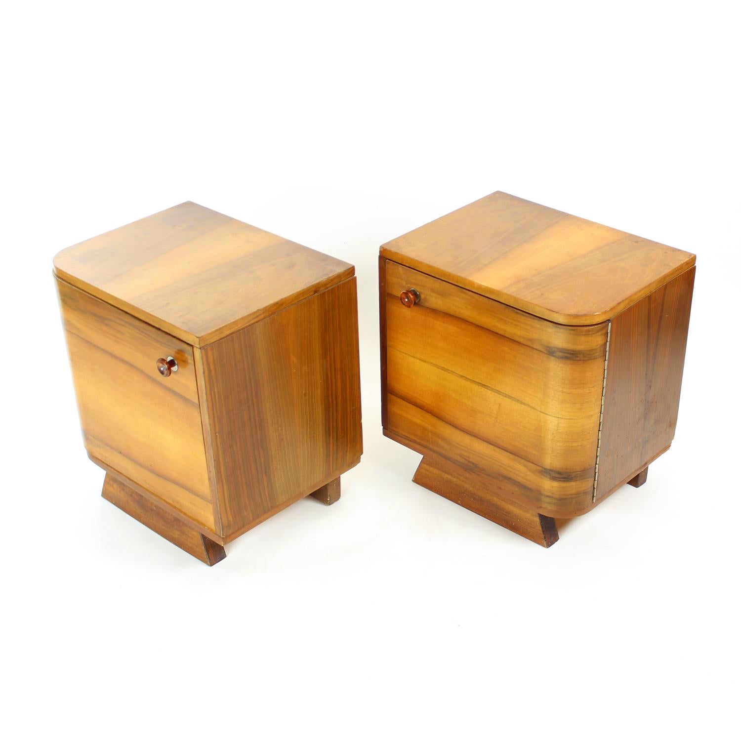 Set Of  2 Art Deco Bedside Tables In Walnut, Czechoslovakia 1940s For Sale 6